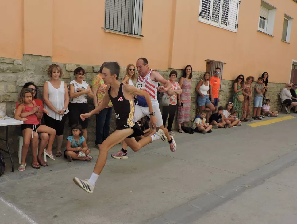 16 El joven Hugo Lorda ganando la prima al veterano Marc Martínez