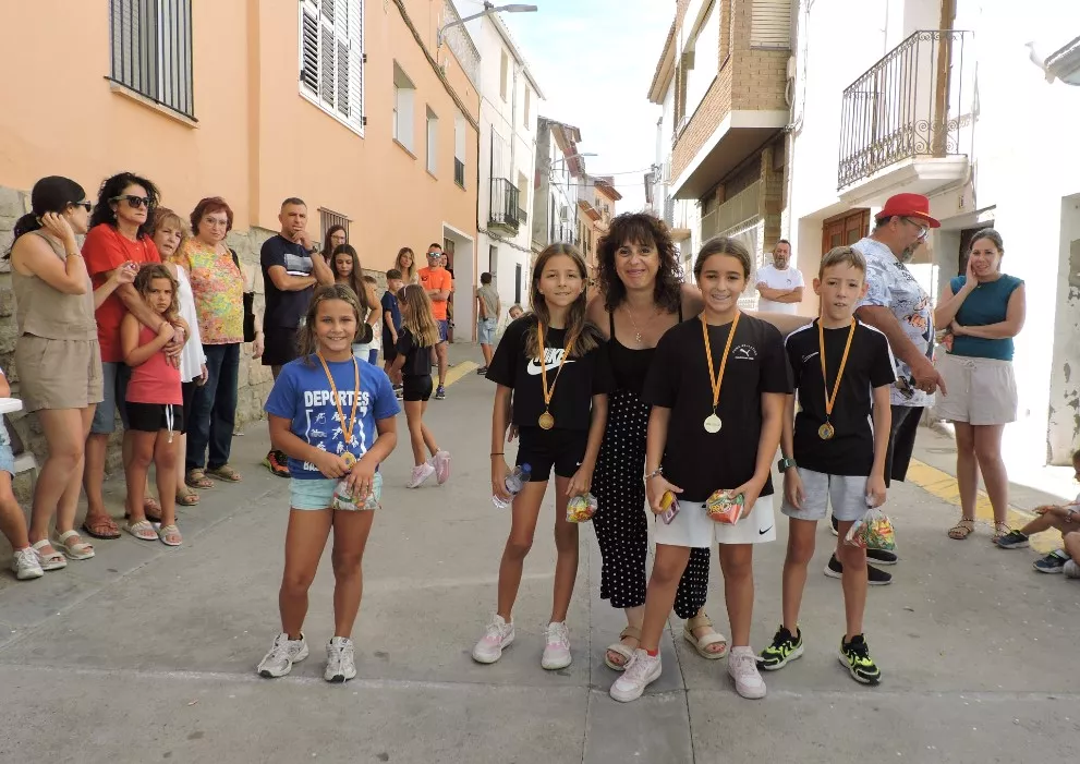 9 Niños y niñas de 8 a 11 años con sus medallas y chuches