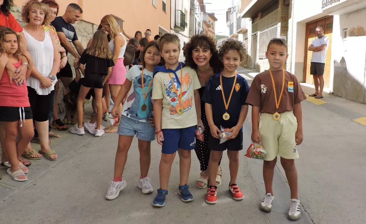 6 Niños y niñas de 6 y 7 años con sus medallas y chuches