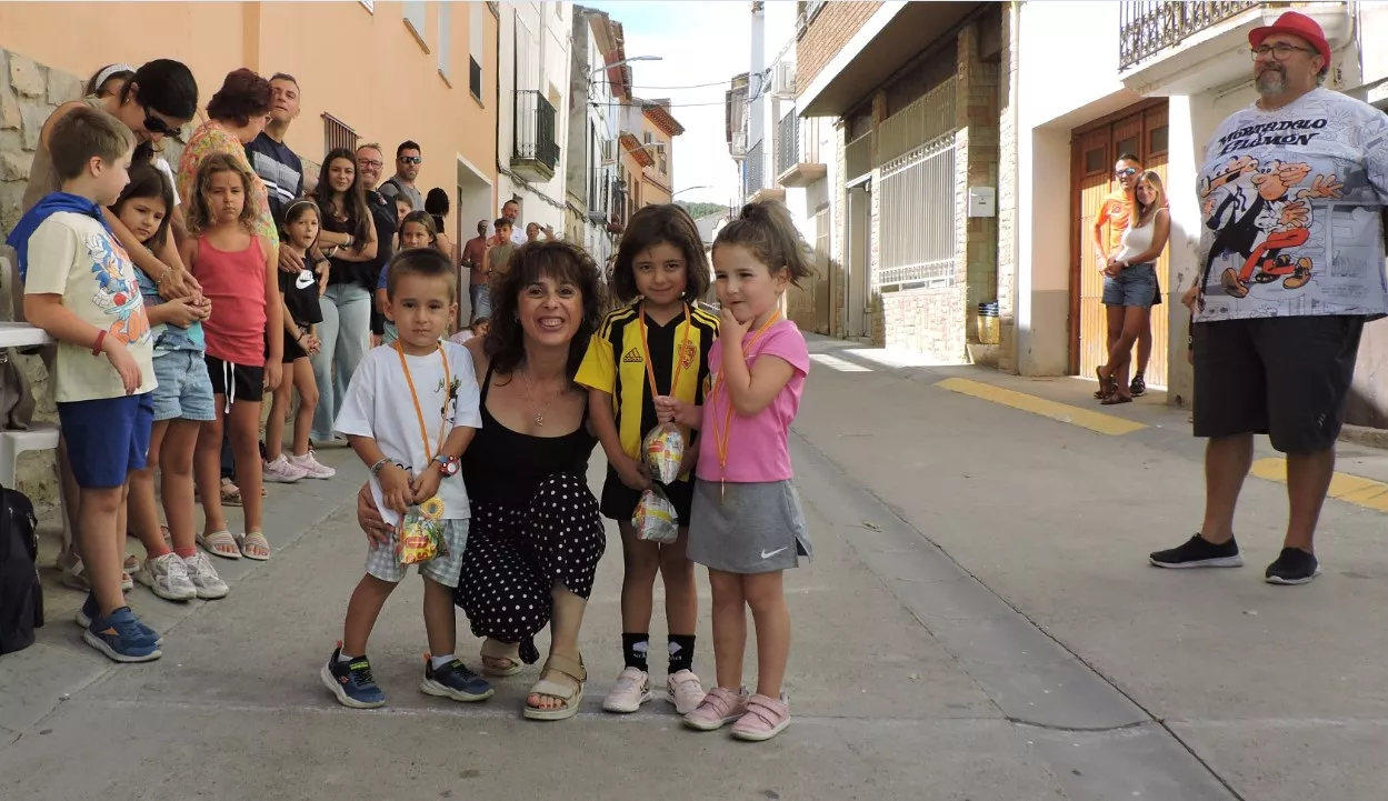 2 Niñas y niños hasta 3 años con sus premios