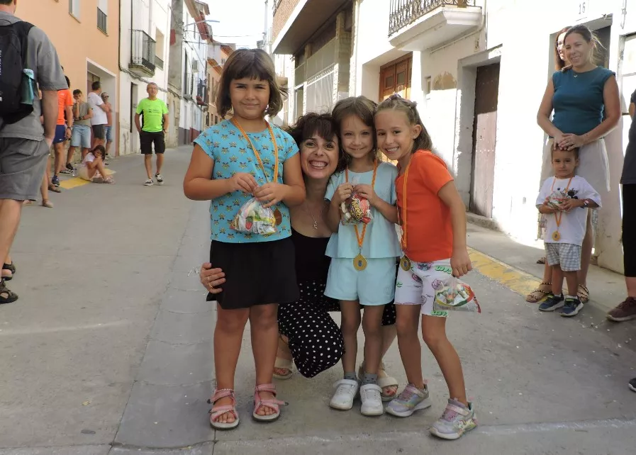4 Niñas de 4 y 5 años con sus medallas