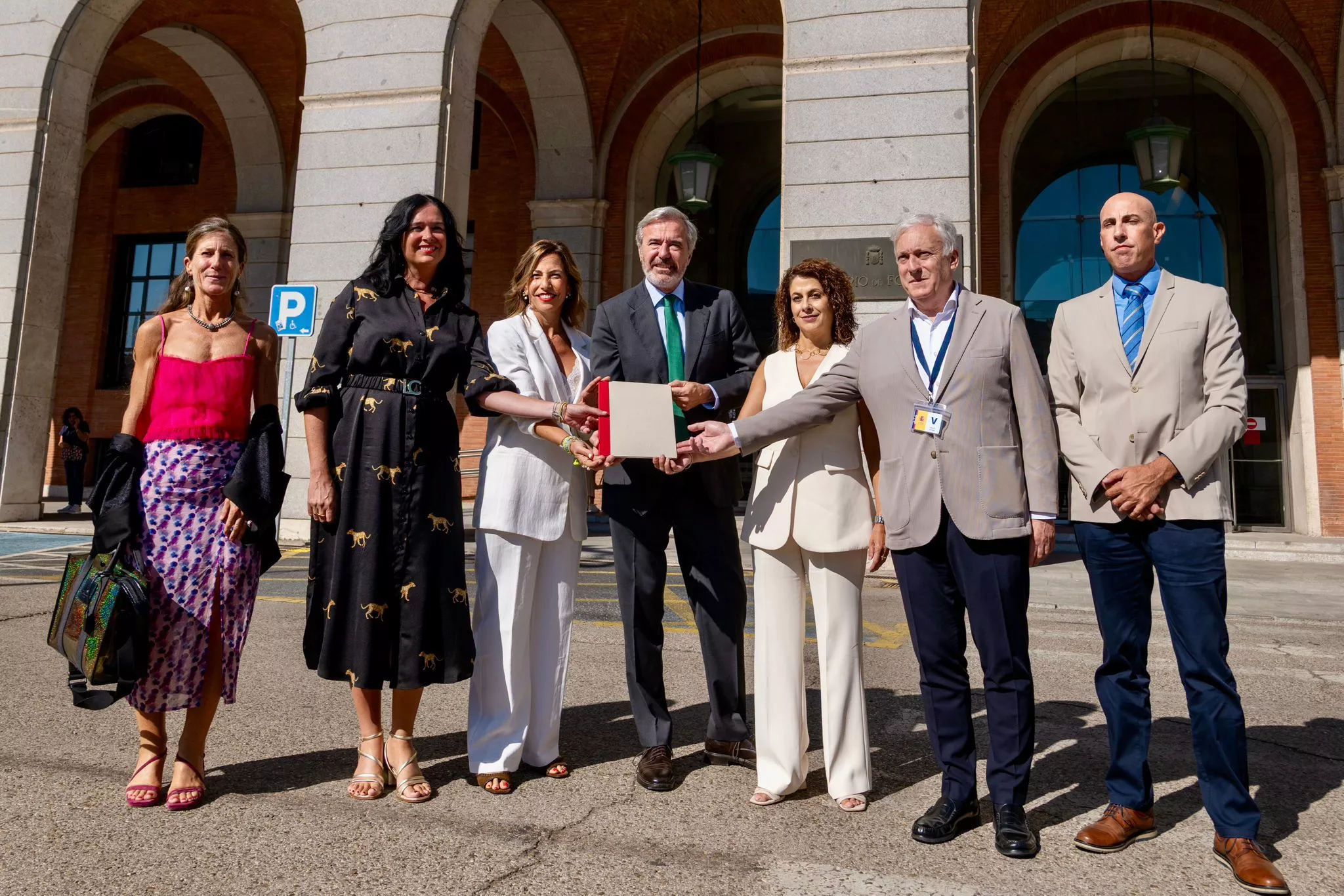 Lorena Orduna, Jorge Azcón, Natalia Chueca y Emma Buj, este martes en Madrid, con las alegaciones aragonesas al tramo ferroviario Teruel-Sagunto.