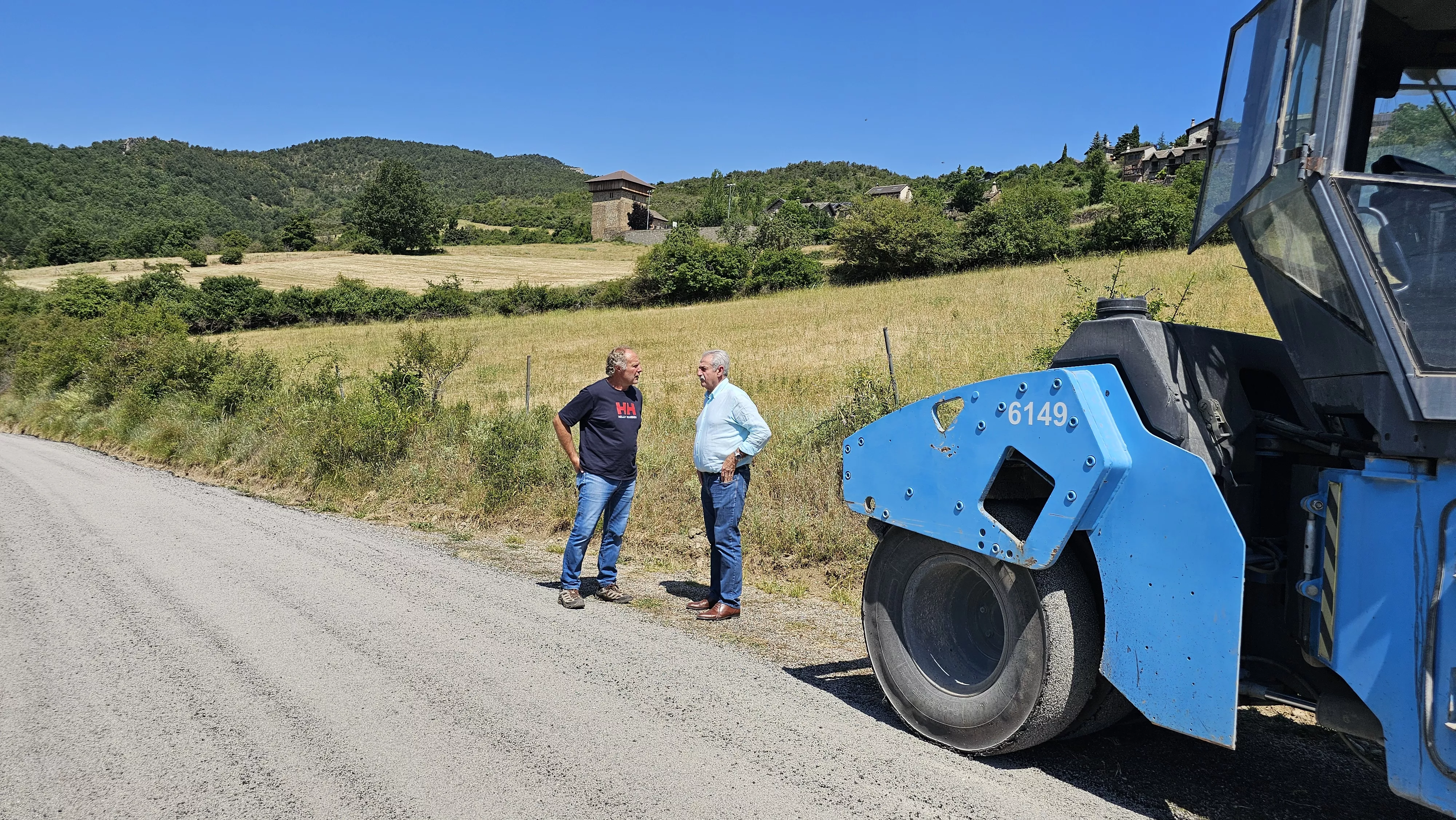 Álvaro Bescós junto al alcalde José Antonio Plasencia en su visita a Sinués.