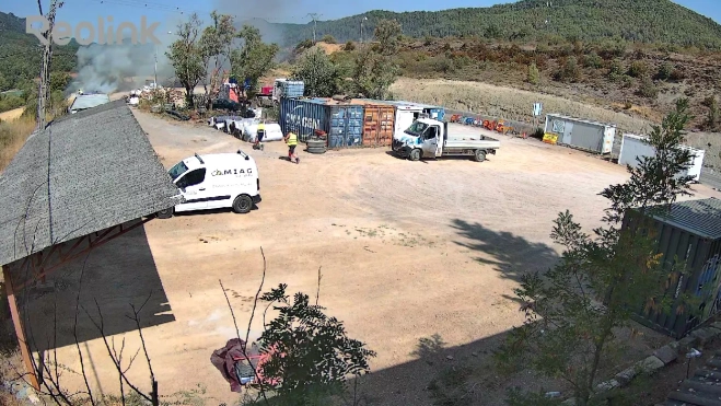 Los compañeros del investigado acuden a intentar sofocar el fuego Los compañeros del investigado acuden a intentar sofocar el fuego