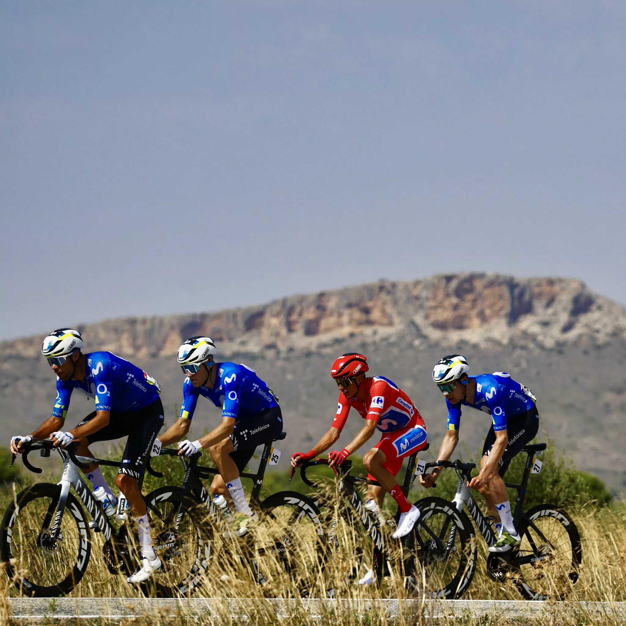 Enric Mas, escoltado por Arcas, Castrillo y Romeo. Foto: Movistar Team