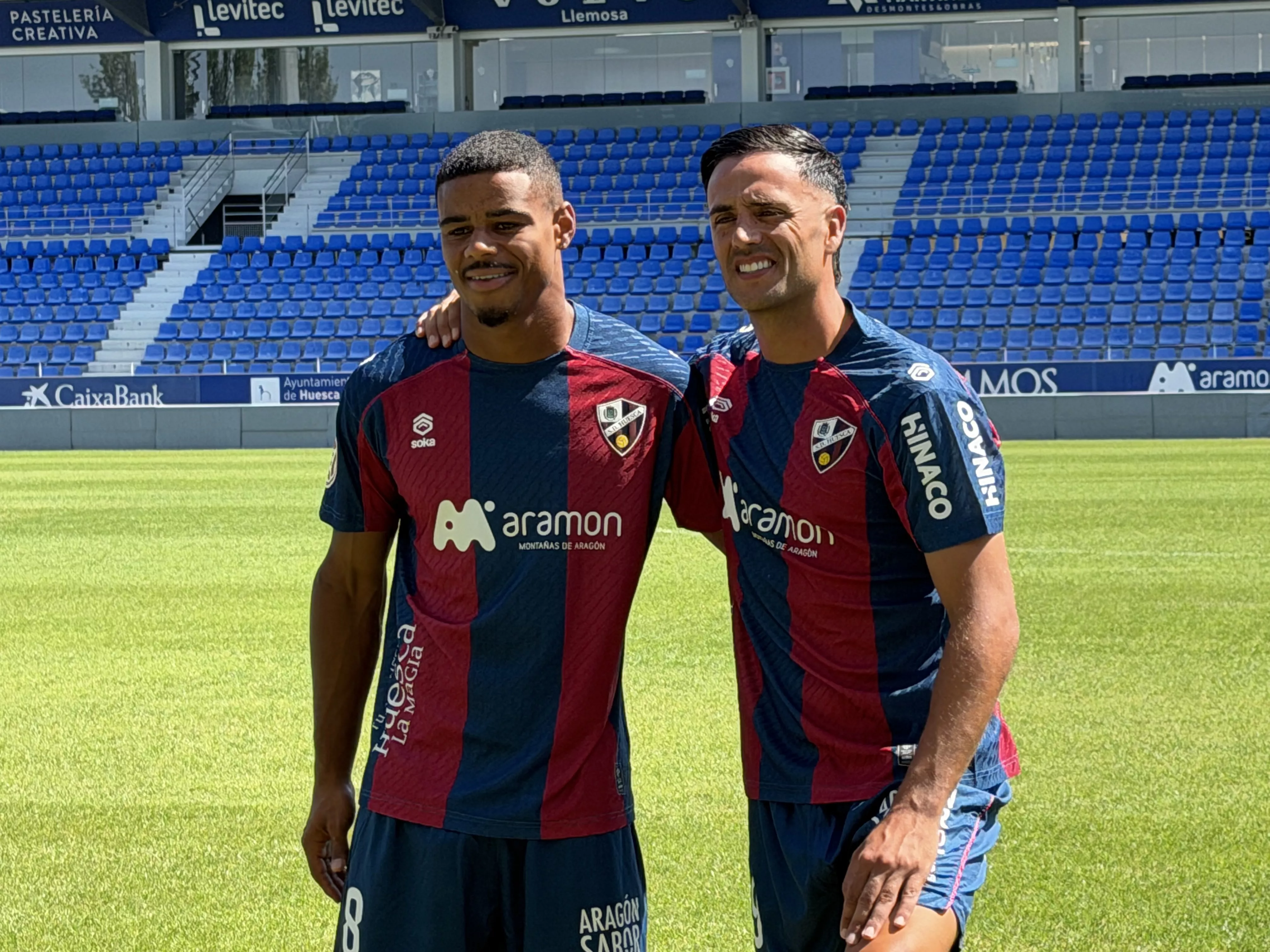 Cristian Herrera y Douglas, ante un “reto bonito” en el Huesca: “Sabemos dónde estamos y lo aceptamos”. Foto: Adri Mora