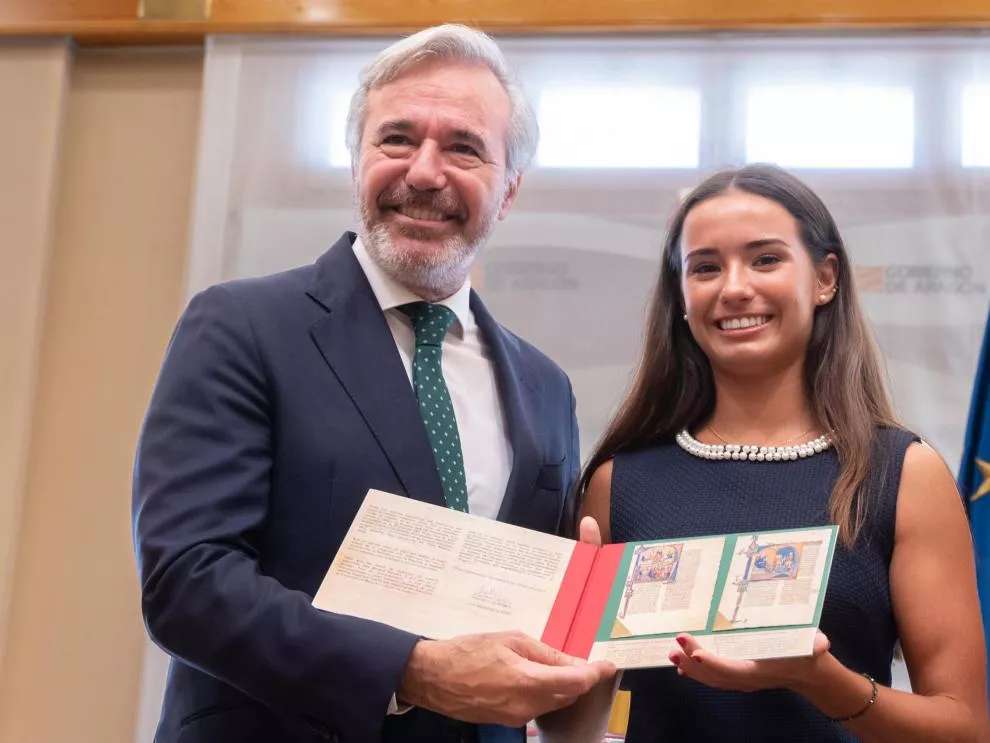 Jorge Azcón ha obsequiado a Inés Bergua. Foto Fabián Simón.