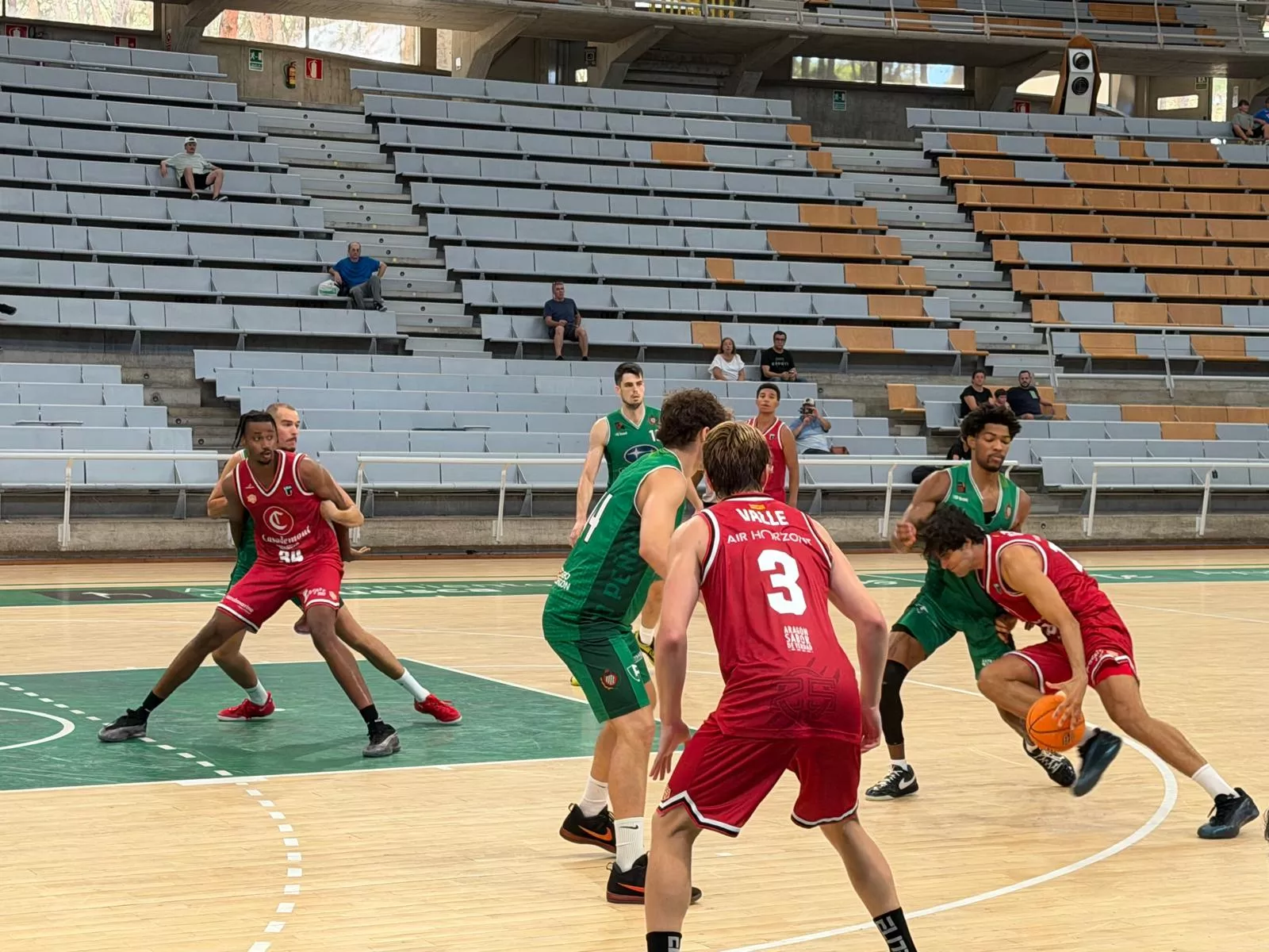 Un Lobe Huesca todavía muy maduro cae en el primer duelo de pretemporada ante Casademont U22 (81-84). Foto: Adri Mora