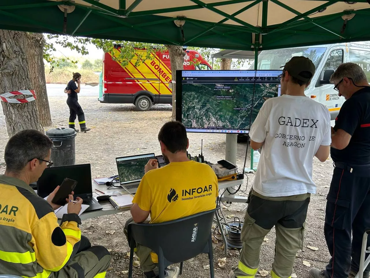 Personal del operativo Infoar sobre el terreno en uno de los incendios de este verano.