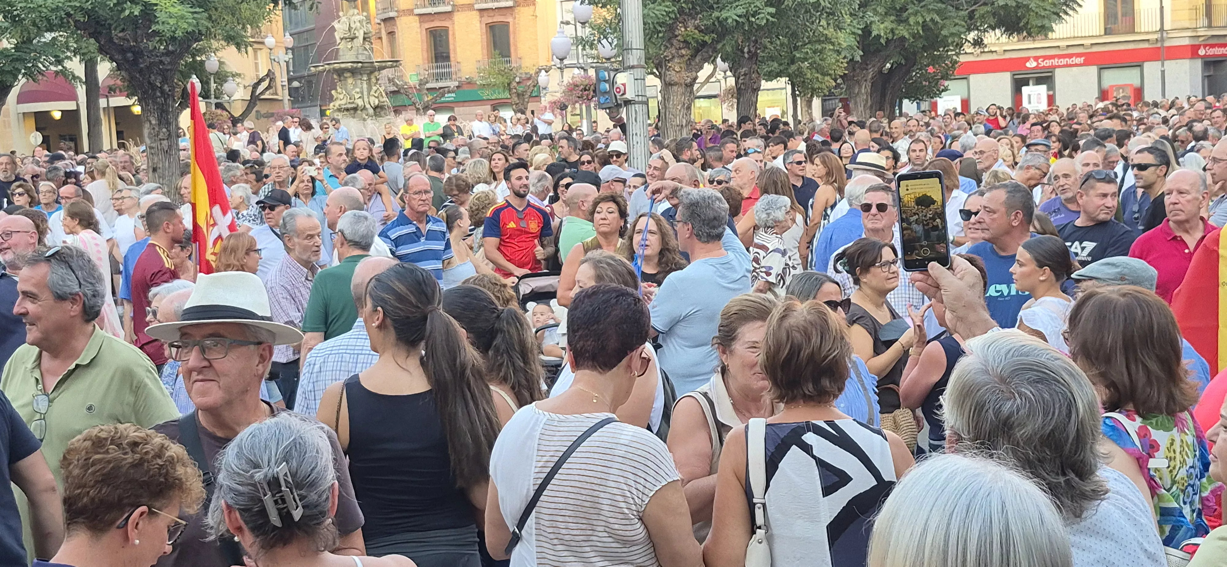 Concentración en la ciudad de Huesca en apoyo a Ceuta. Foto Myriam Martínez
