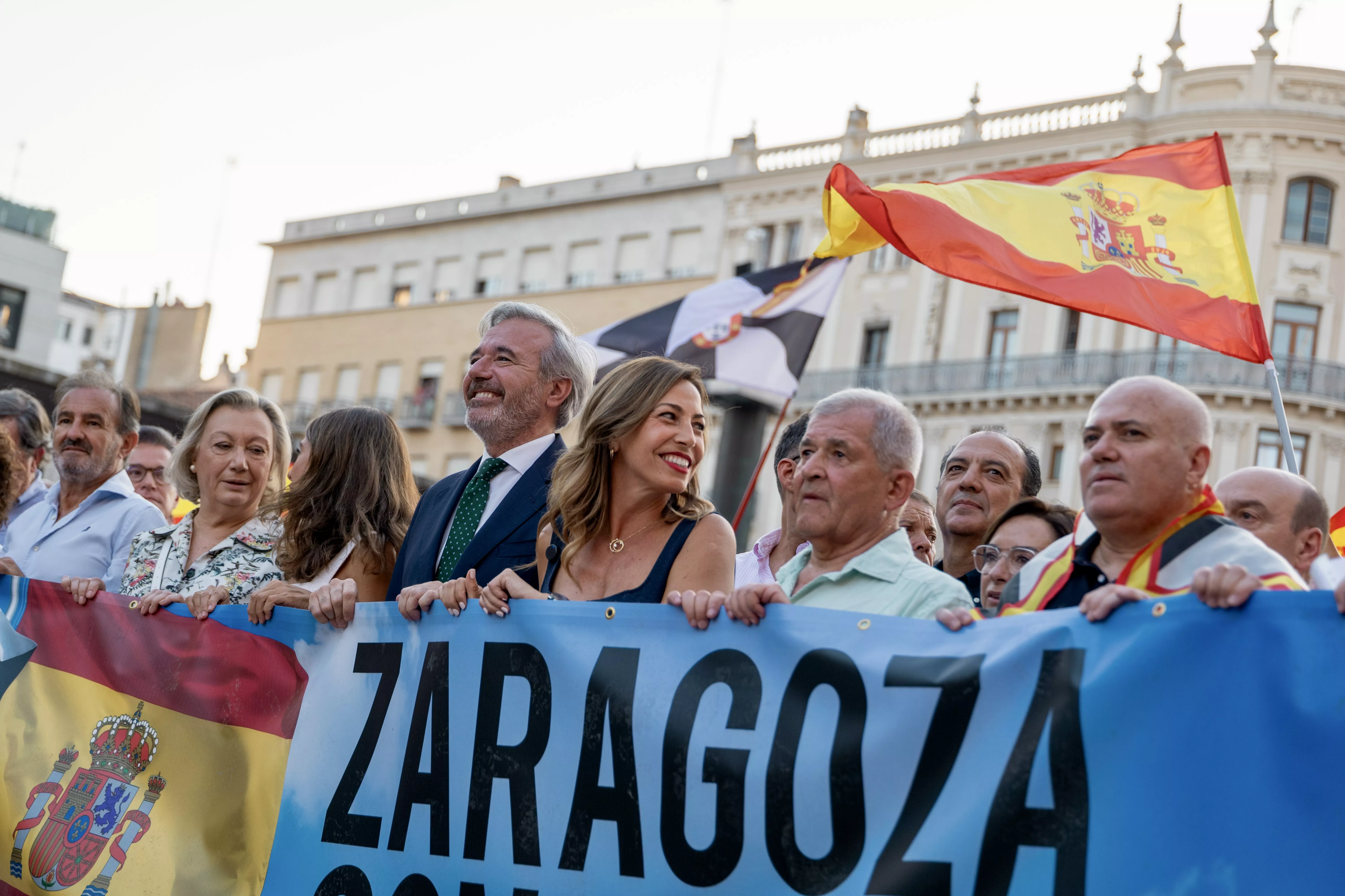 Concentración en Zaragoza en apoyo a Ceuta, con Jorge Azcón al frente.