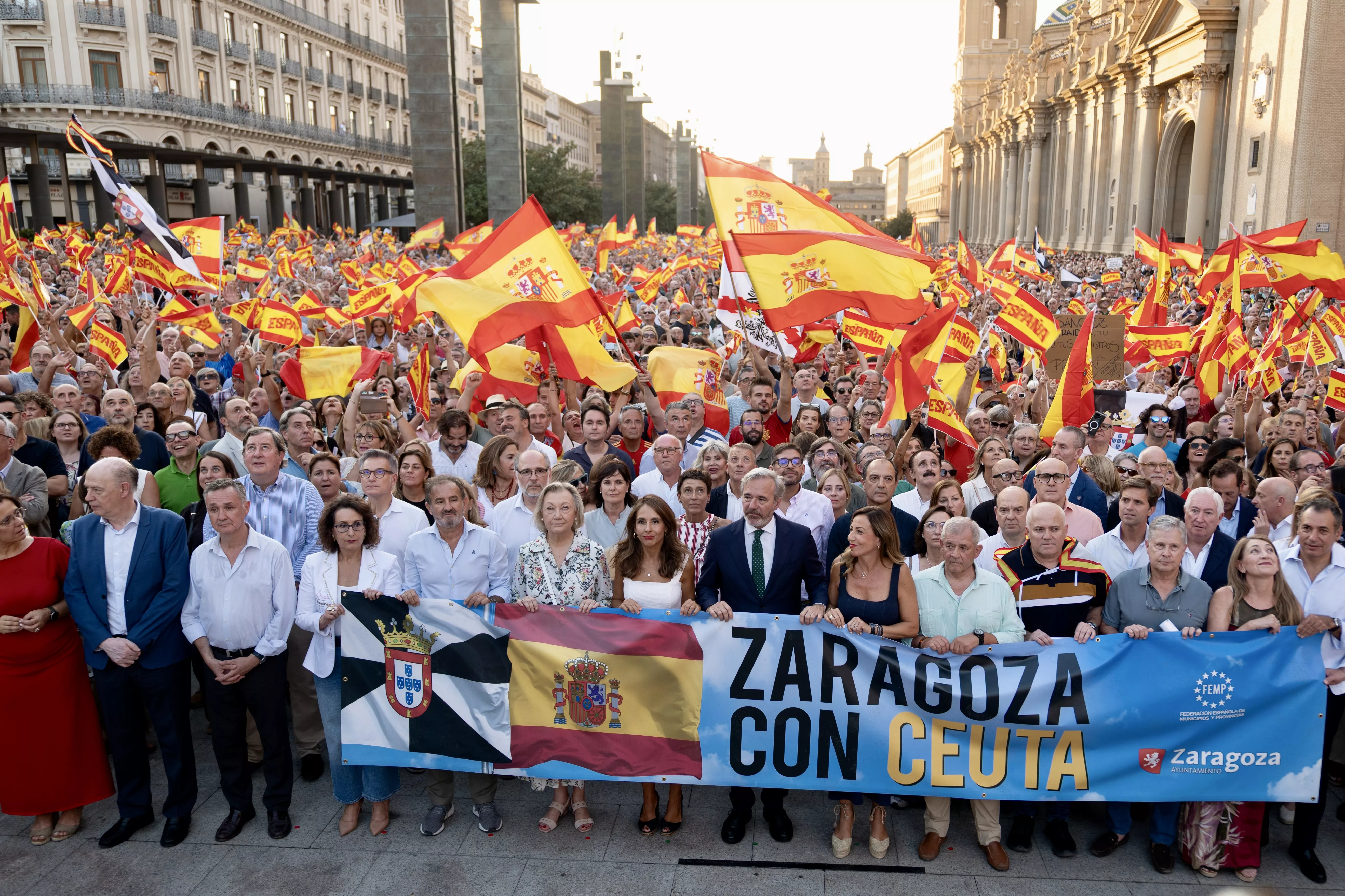 Concentración en Zaragoza en apoyo a Ceuta, con Jorge Azcón al frente.