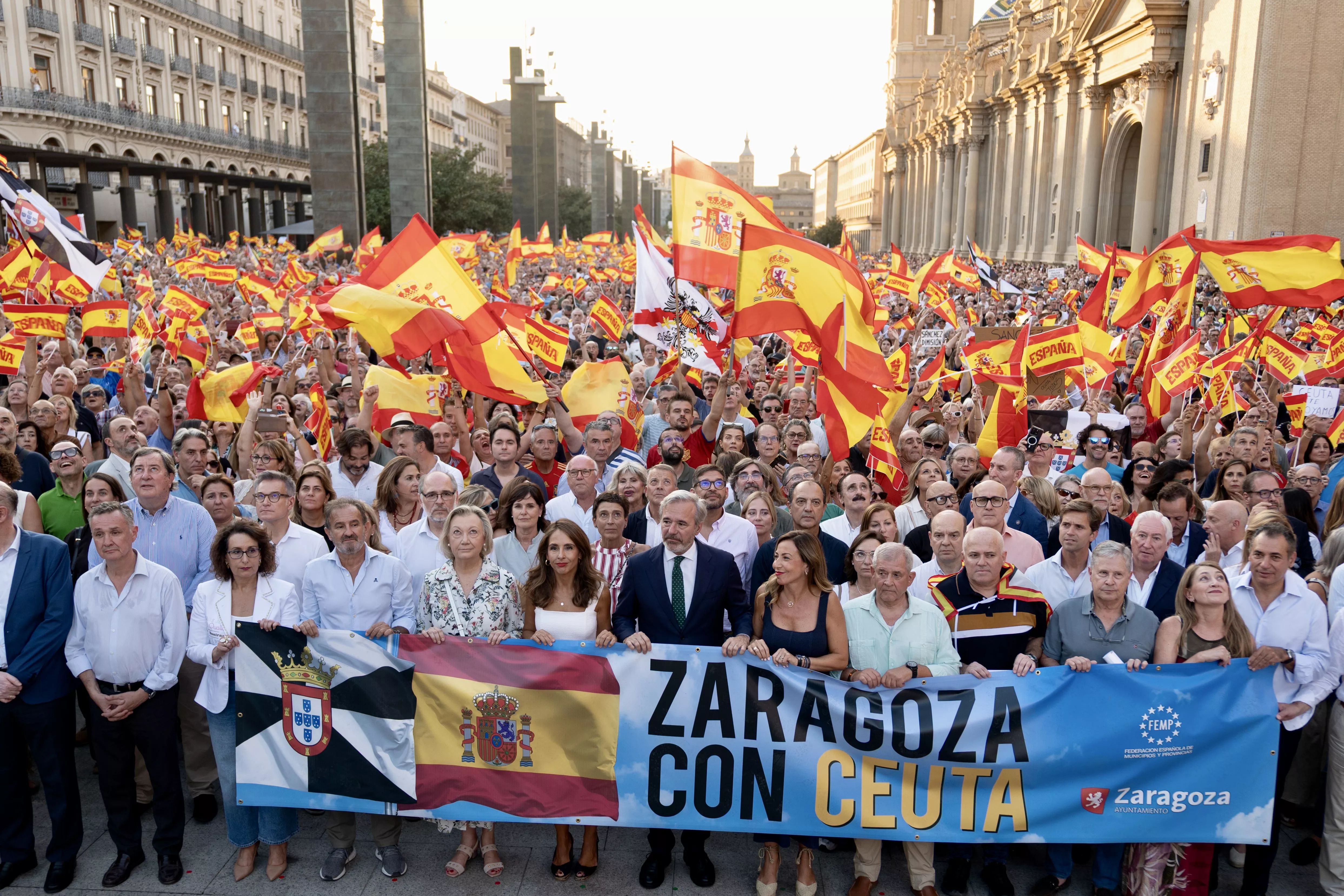 Concentración en Zaragoza en apoyo a Ceuta, con Jorge Azcón al frente. 