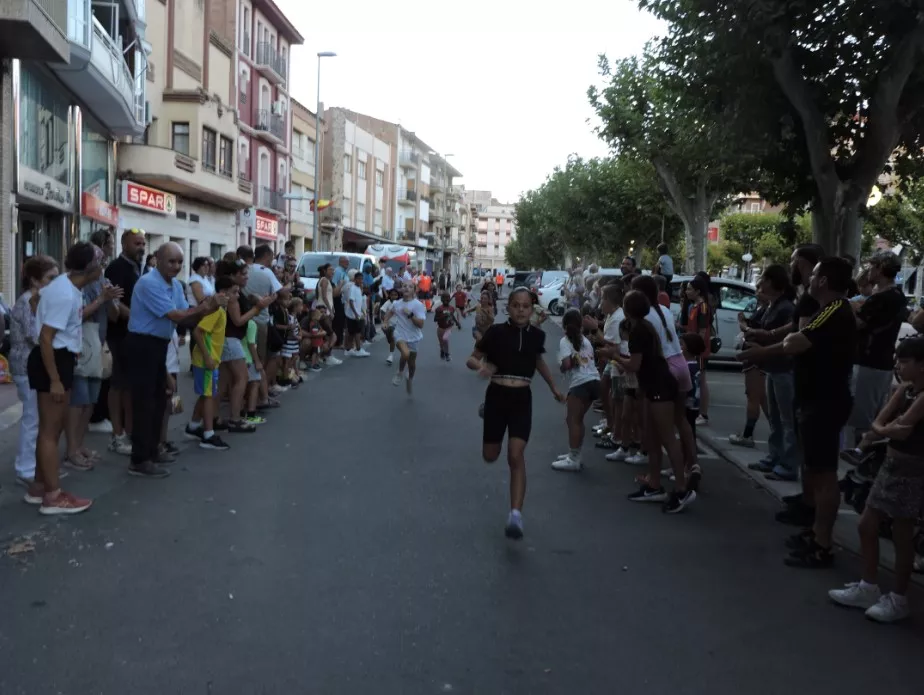 Niñas de 8 y 9 años llegando a meta