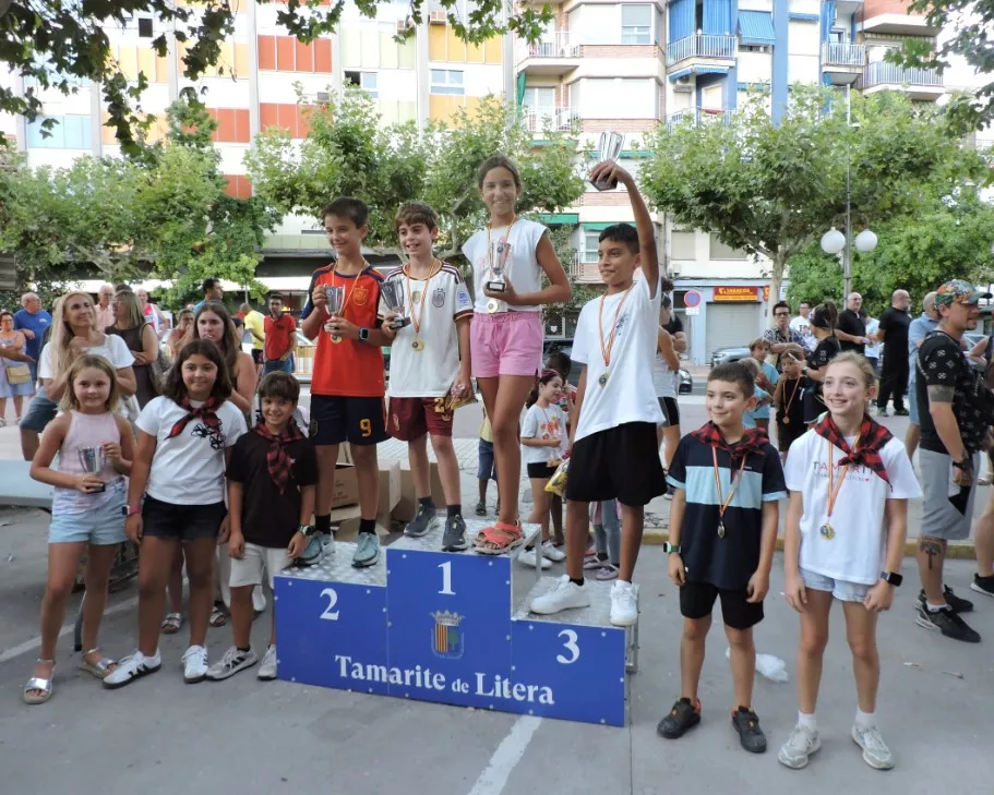 Podio de niños y niñas de 10 y 11 años