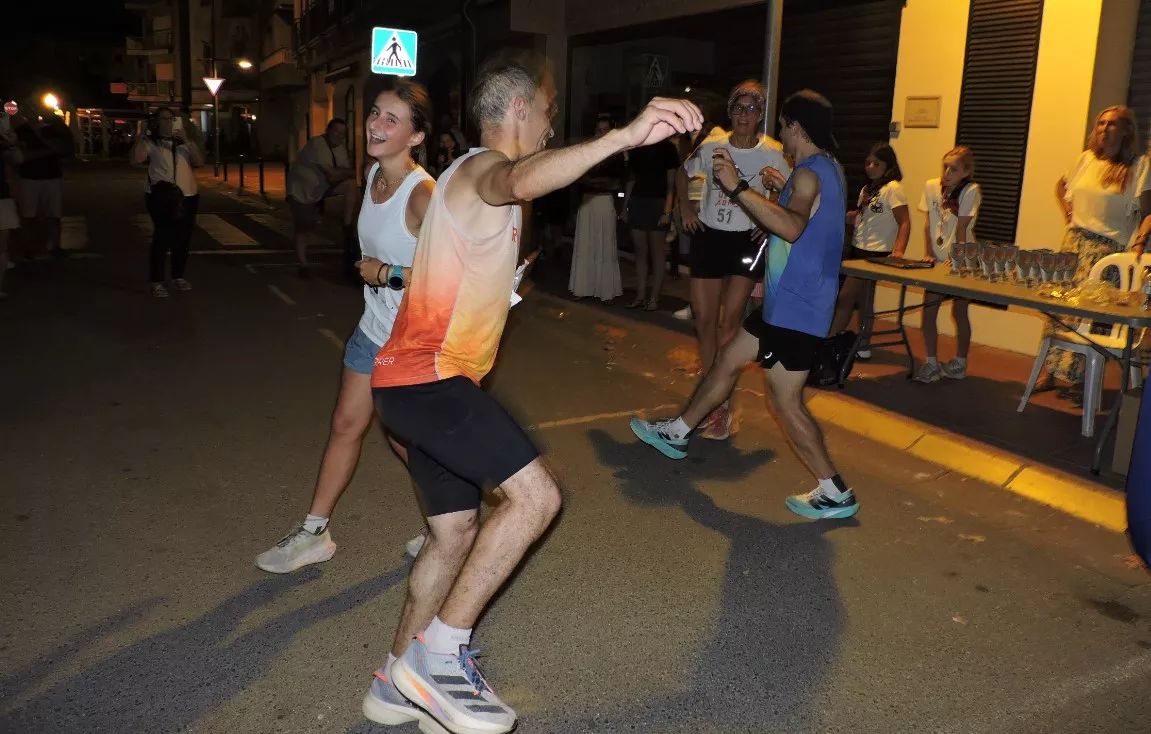 Vencedores locales y absolutos bailando la jota de los pollos