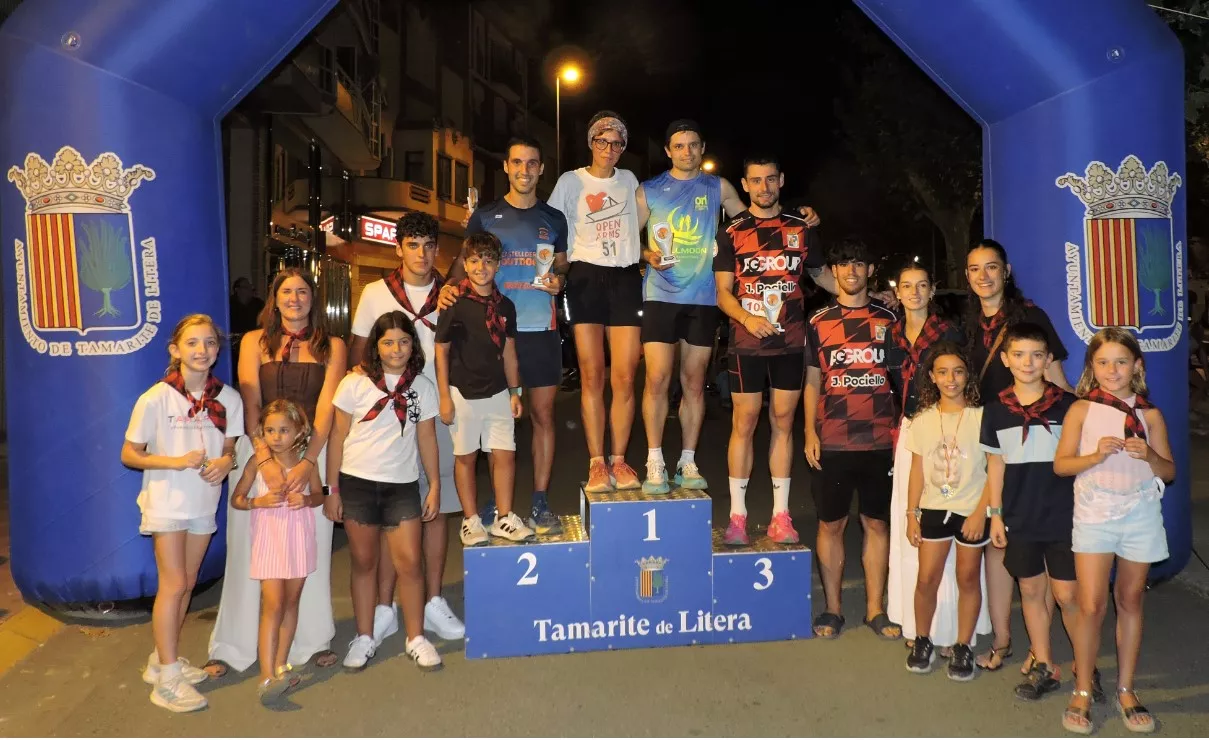 Podio local con los representantes de la Juventud