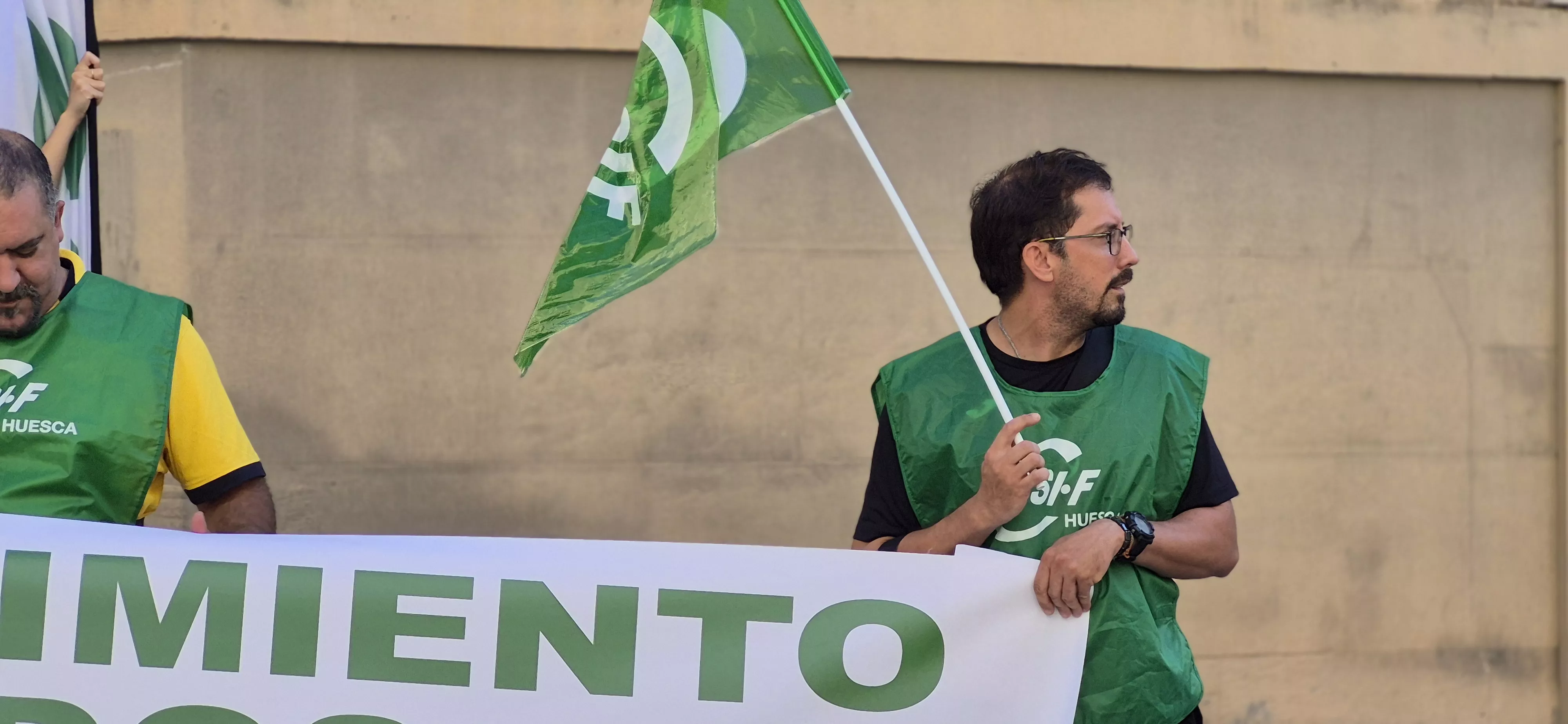 Concentración de los trabajadores de Correos en Huesca. Foto Myriam Martínez