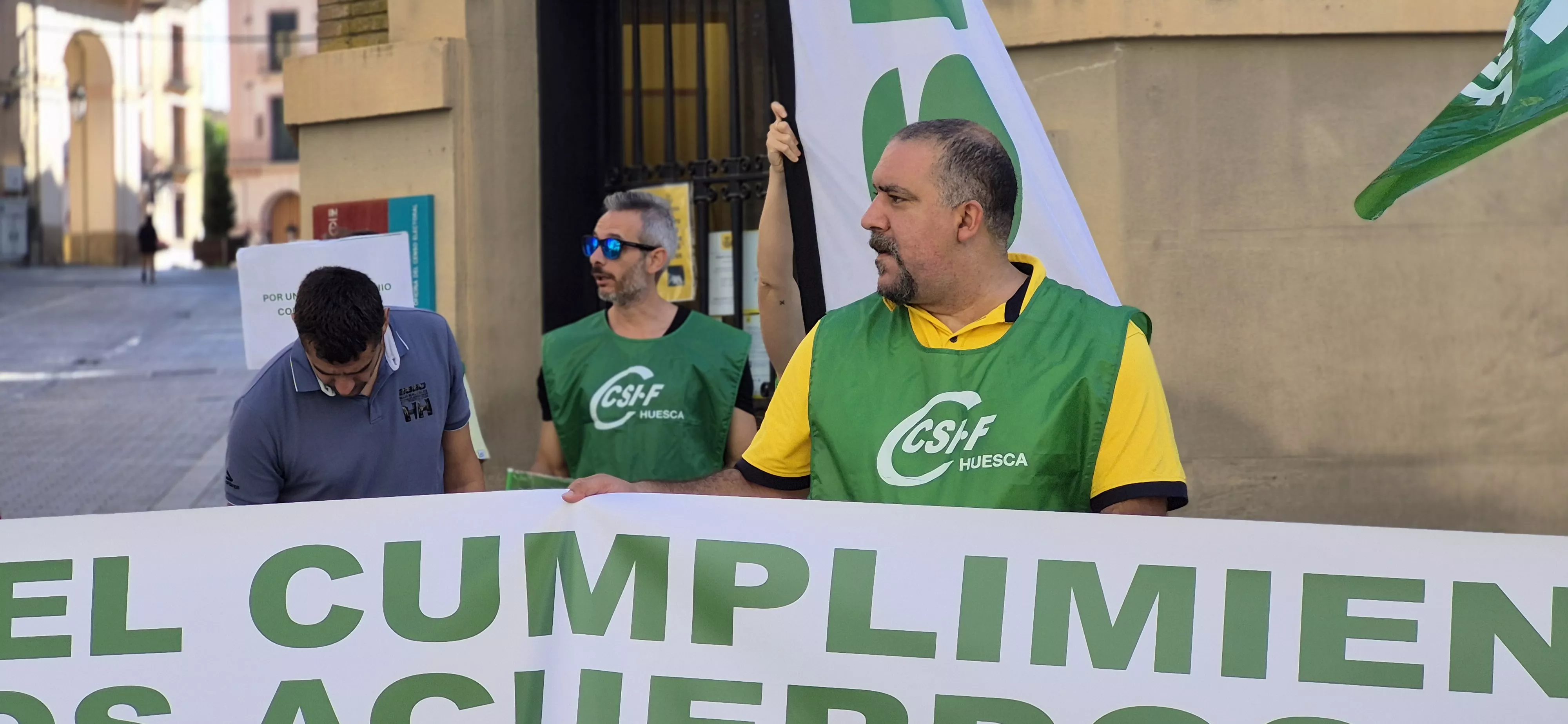 Concentración de los trabajadores de Correos en Huesca. Foto Myriam Martínez