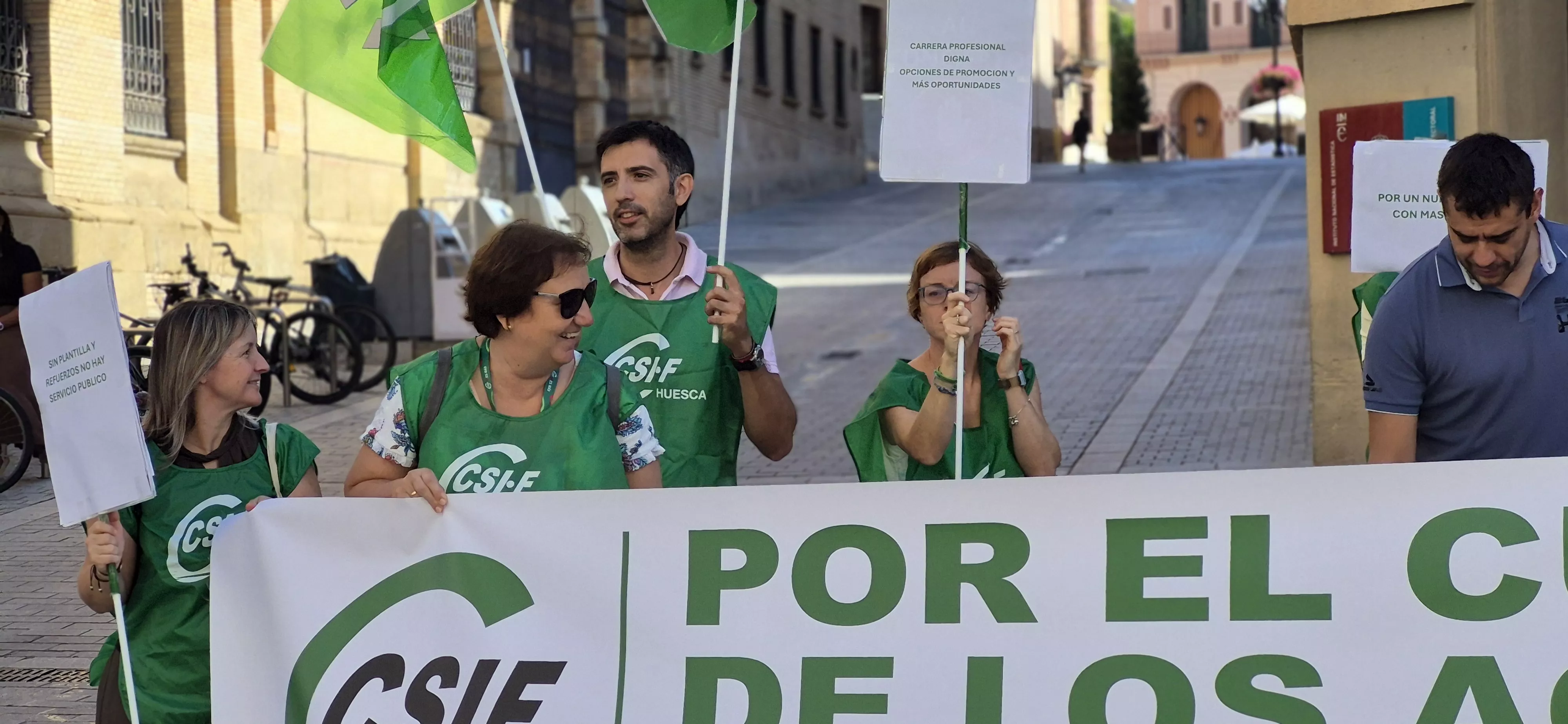 Concentración de los trabajadores de Correos en Huesca. Foto Myriam Martínez