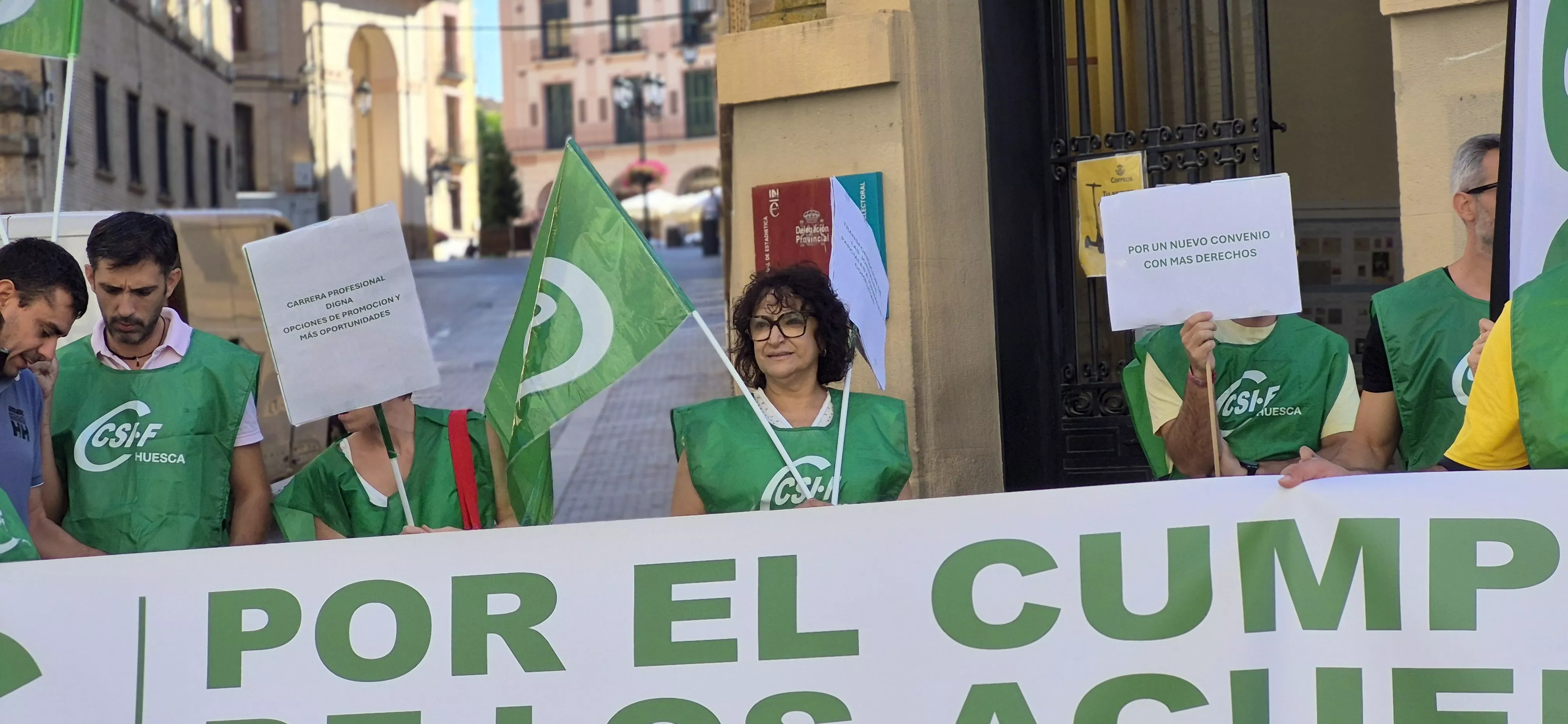 Concentración de los trabajadores de Correos en Huesca. Foto Myriam Martínez