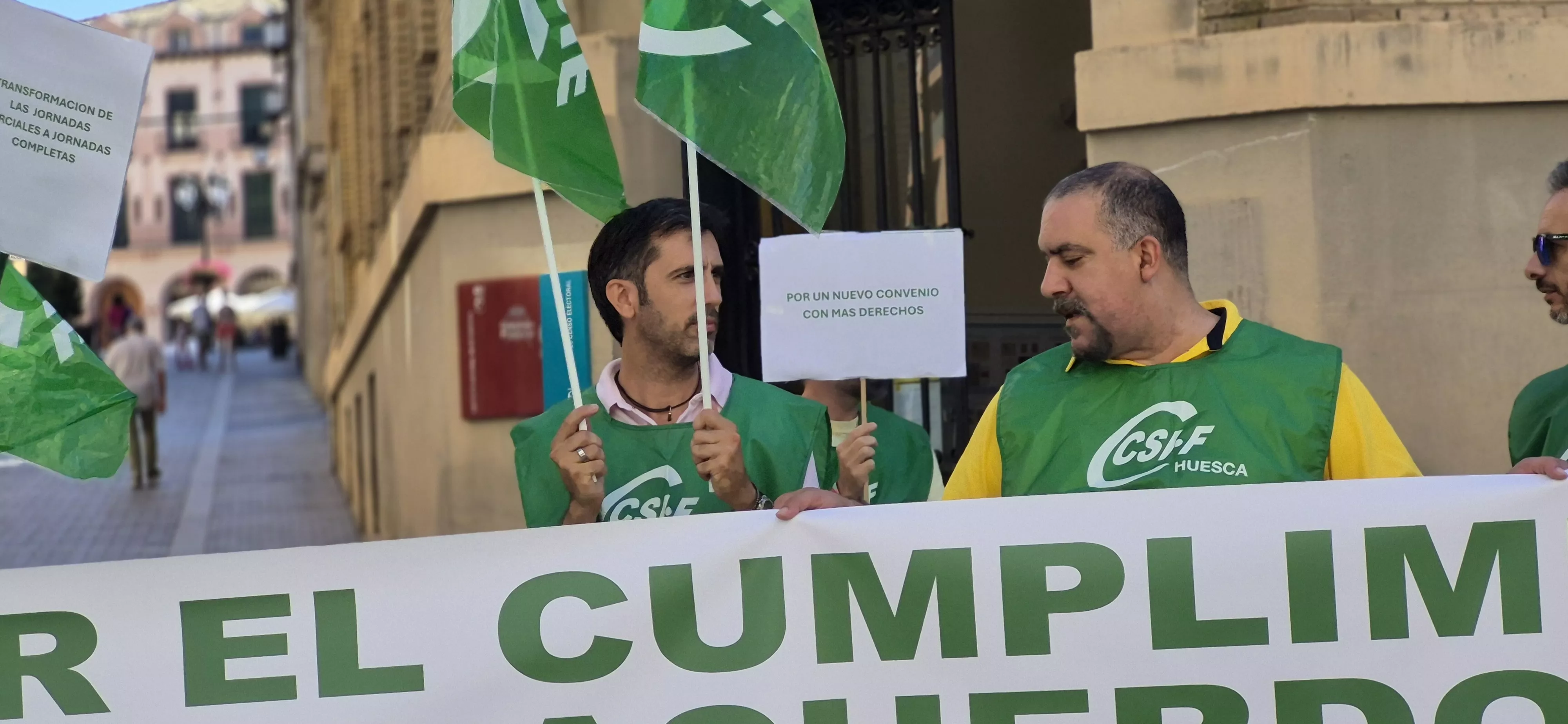 Concentración de los trabajadores de Correos en Huesca. Foto Myriam Martínez