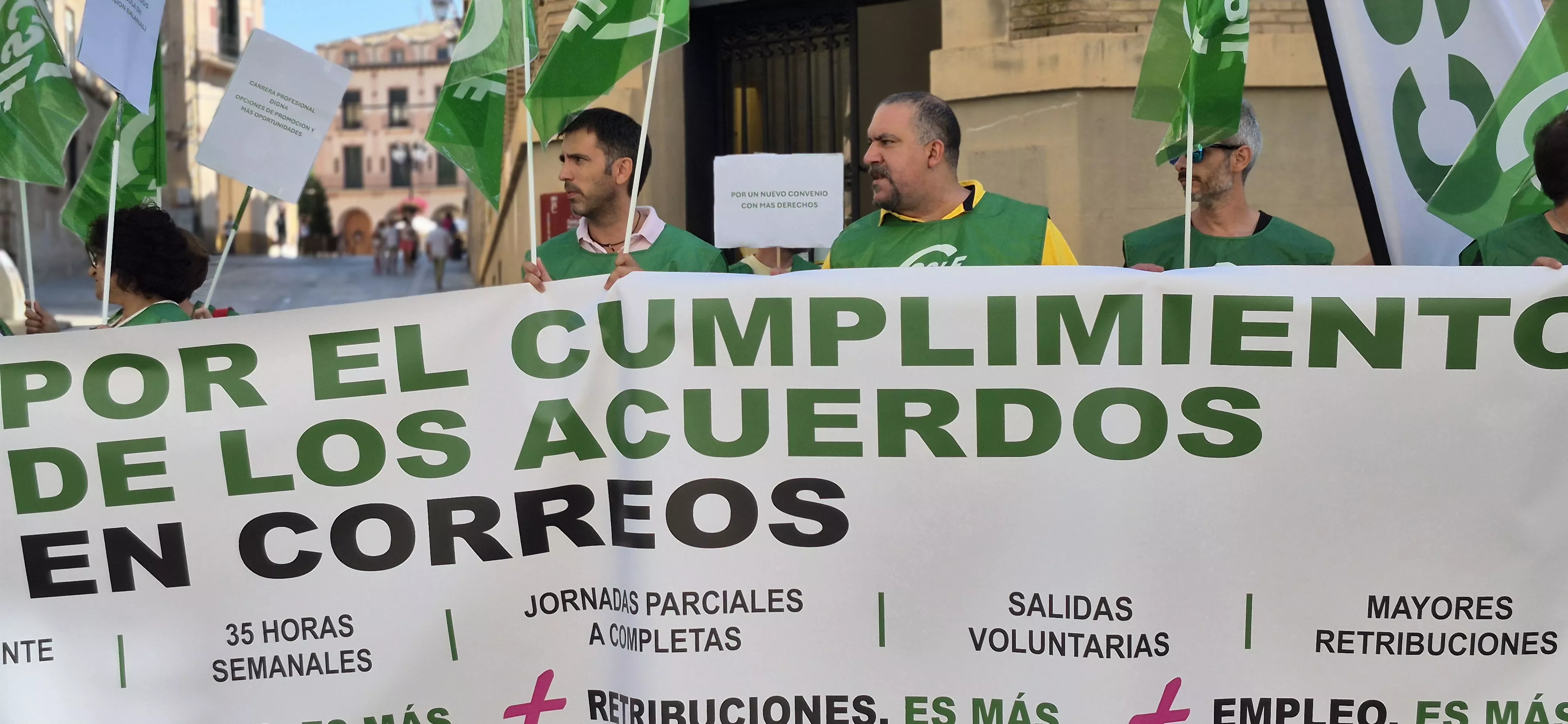 Concentración de los trabajadores de Correos en Huesca. Foto Myriam Martínez