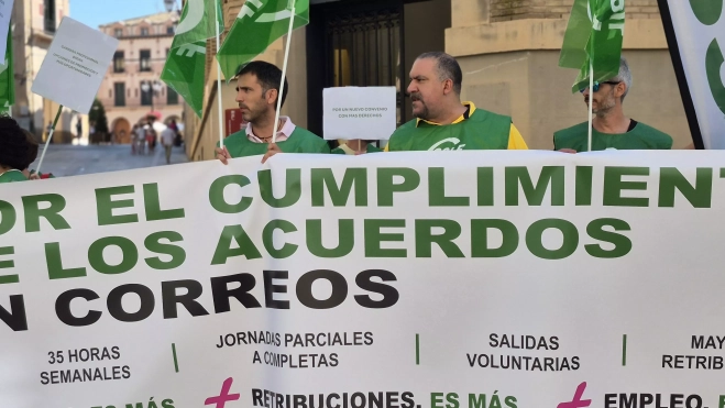 Concentración de los trabajadores de Correos en Huesca. Foto Myriam Martínez Concentración de los trabajadores de Correos en Huesca. Foto Myriam Martínez