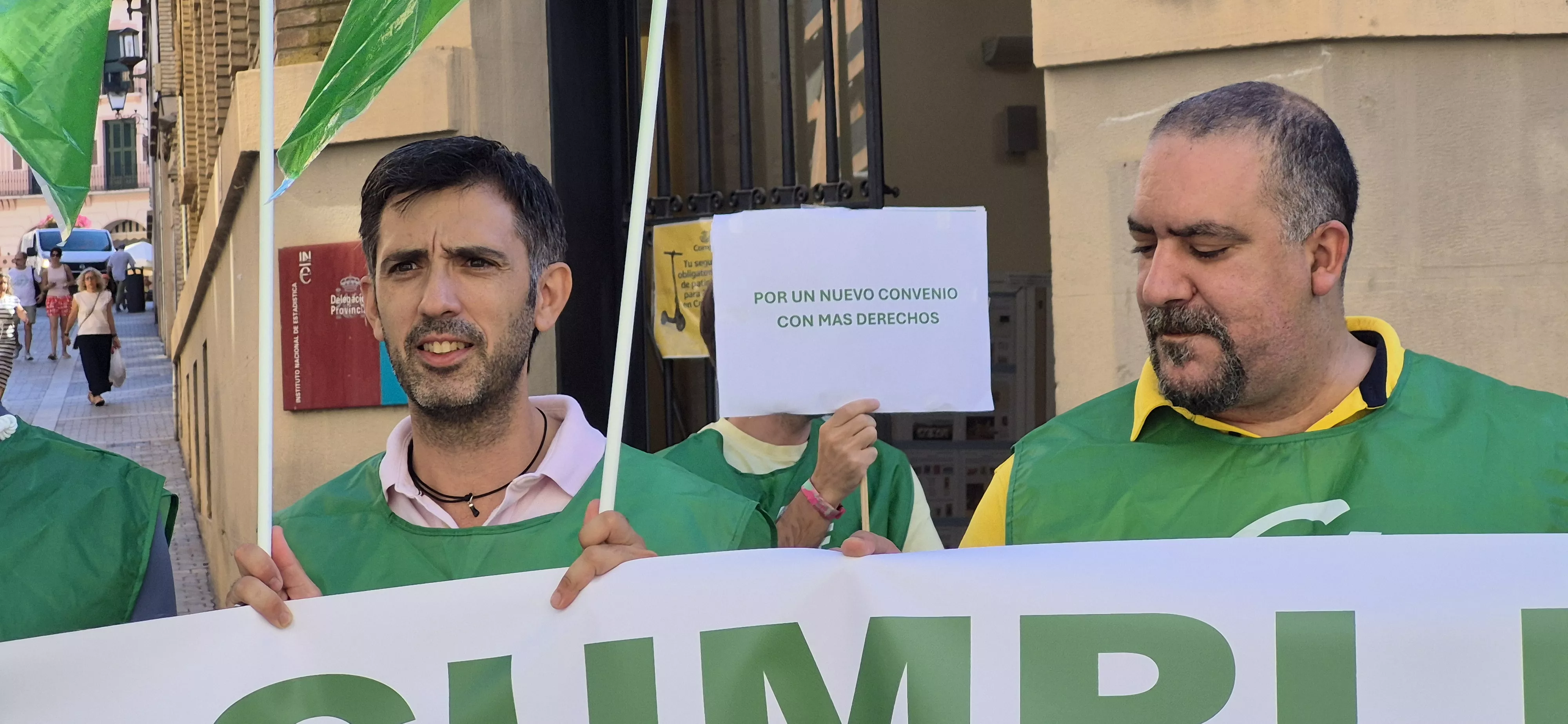 Concentración de los trabajadores de Correos en Huesca. Foto Myriam Martínez