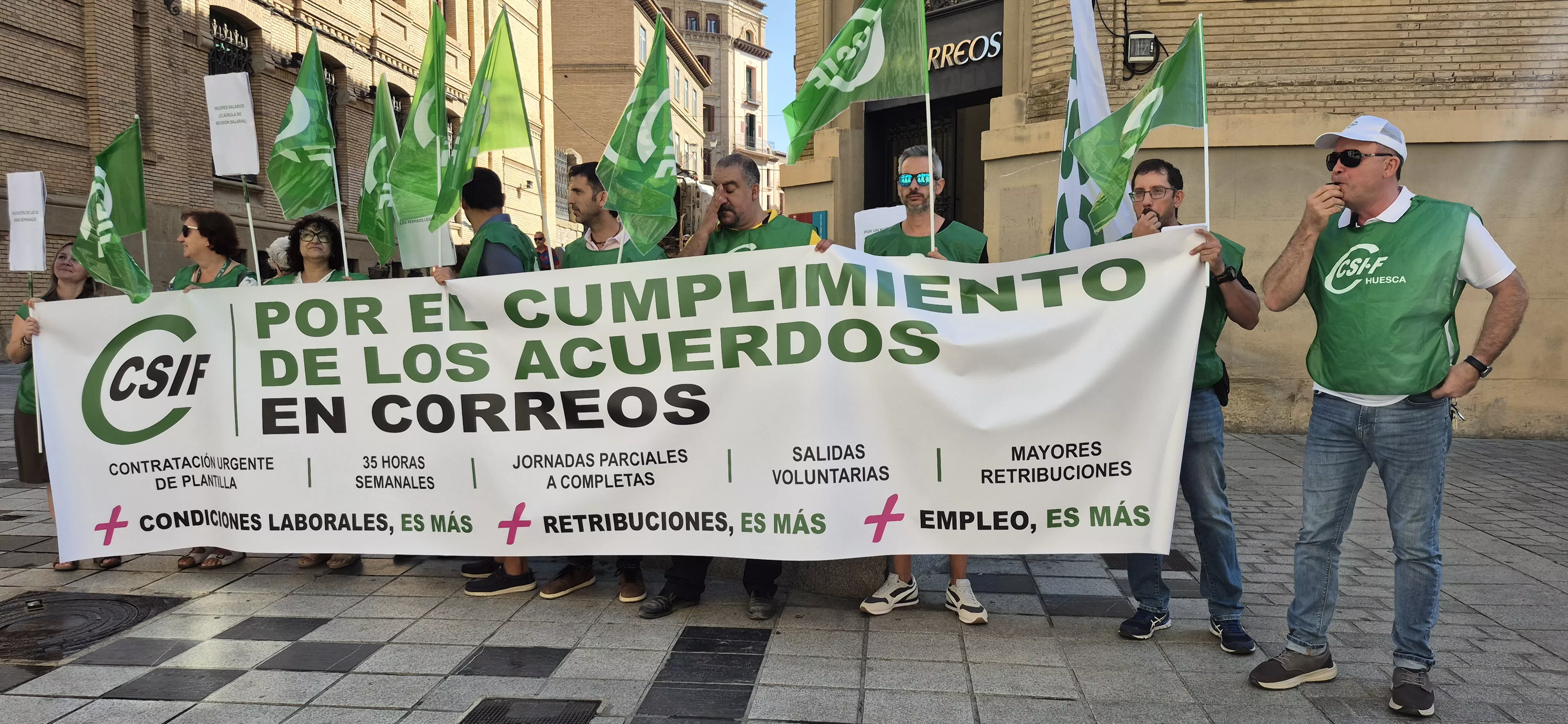 Concentración de los trabajadores de Correos en Huesca. Foto Myriam Martínez