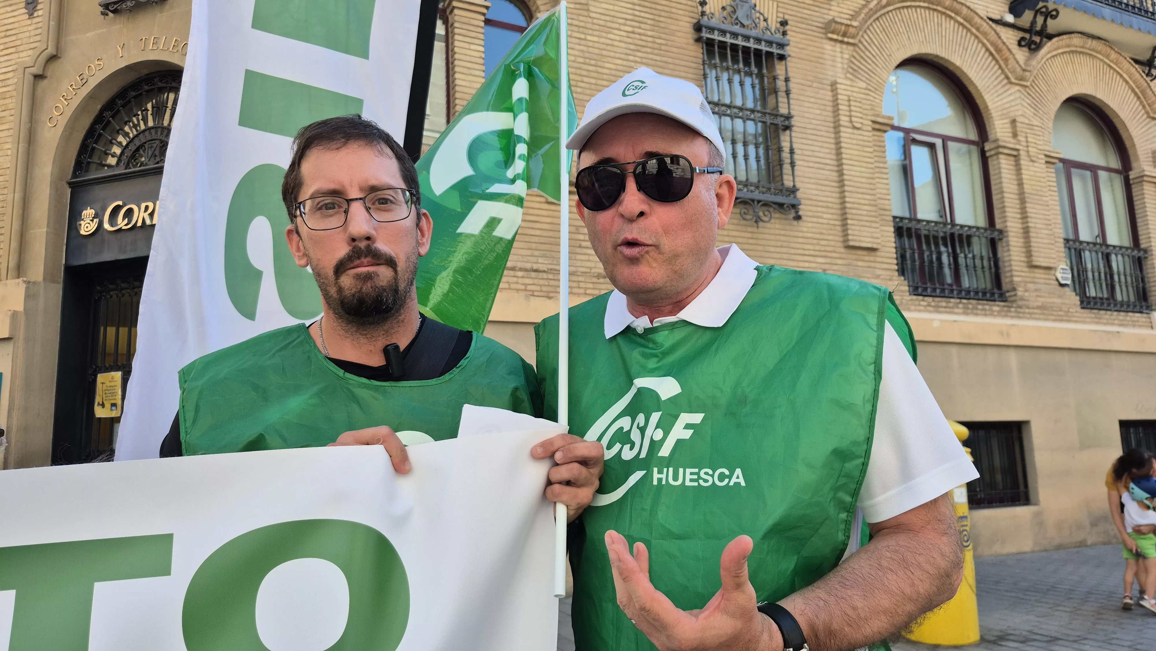 José Miguel Monaj y Jesús Ramos. Concentración de los trabajadores de Correos en Huesca. Foto Myriam Martínez