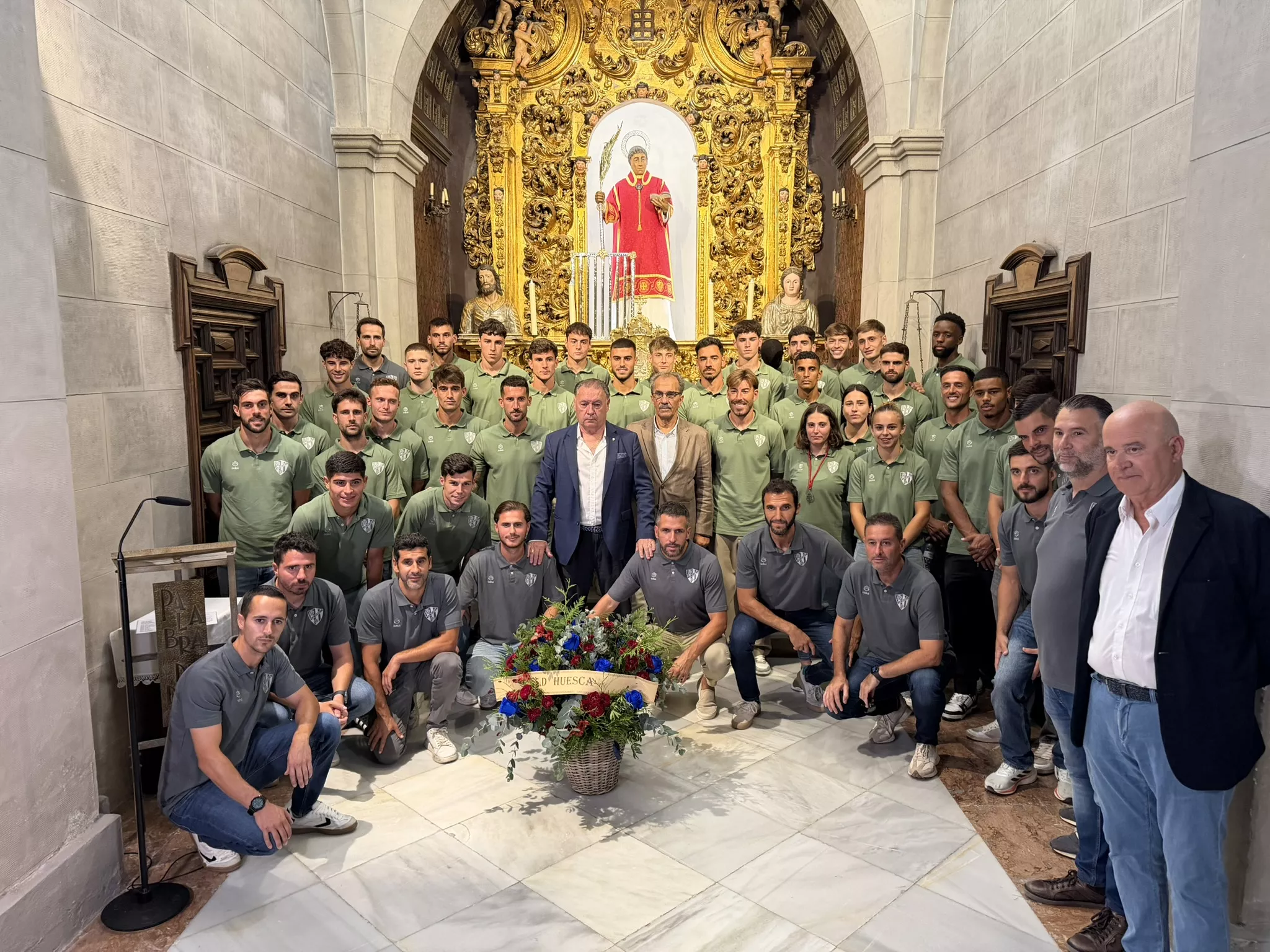 La SD Huesca ofrece su temporada a su patrón: "Es un privilegio estar a los pies de nuestro querido San Lorenzo". Foto: Adri Mora
