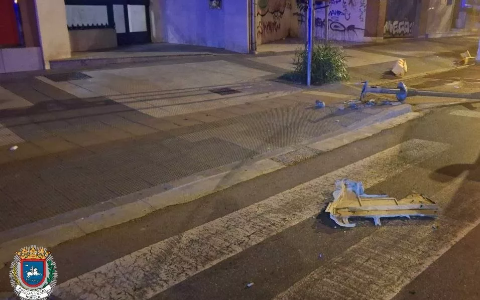 Detenido en Huesca tras chocar con un semáforo, tratar de huir y dar positivo en alcohol.