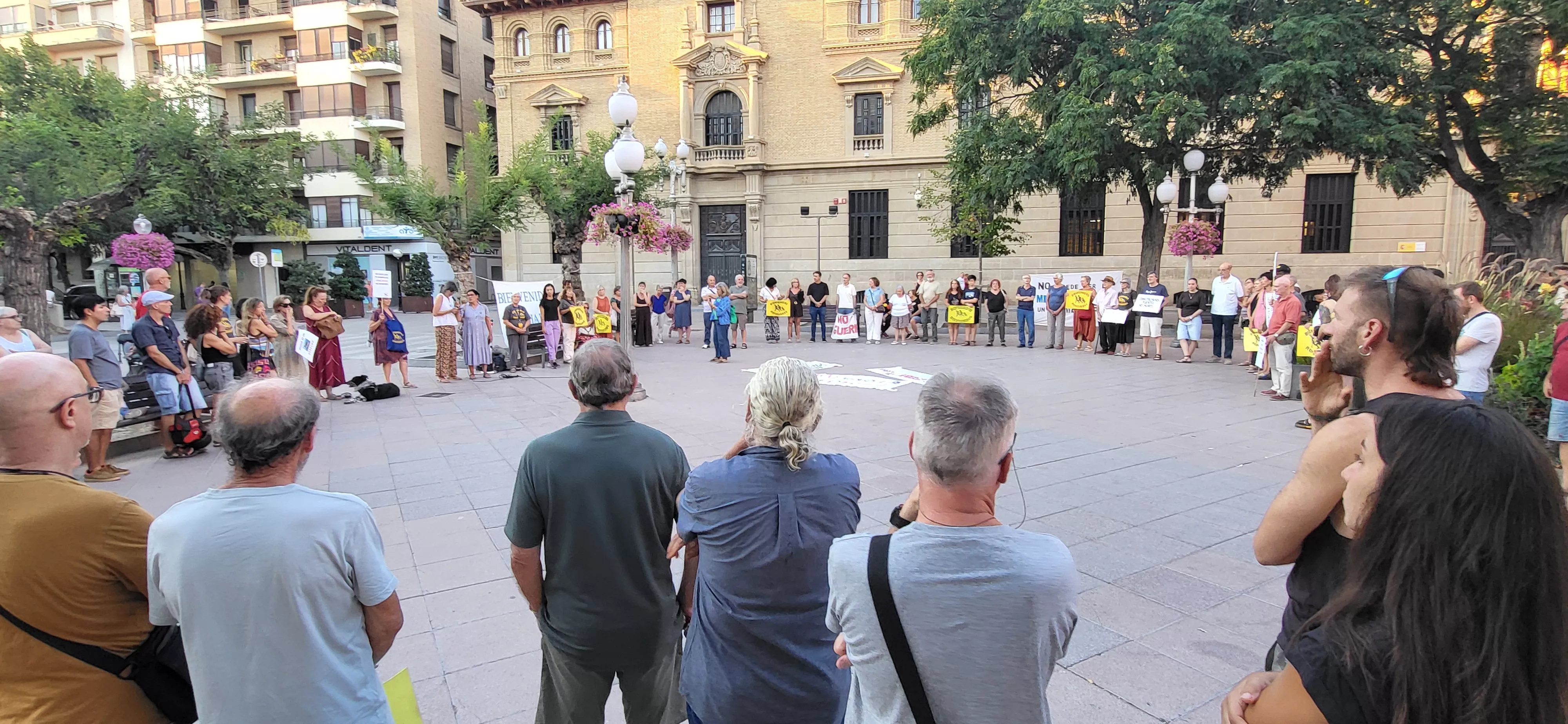 Círculo de Silencio de Bienvenidos Refugiados con el lema "Frente al odio, derechos humanos". Foto Mercedes Manterola