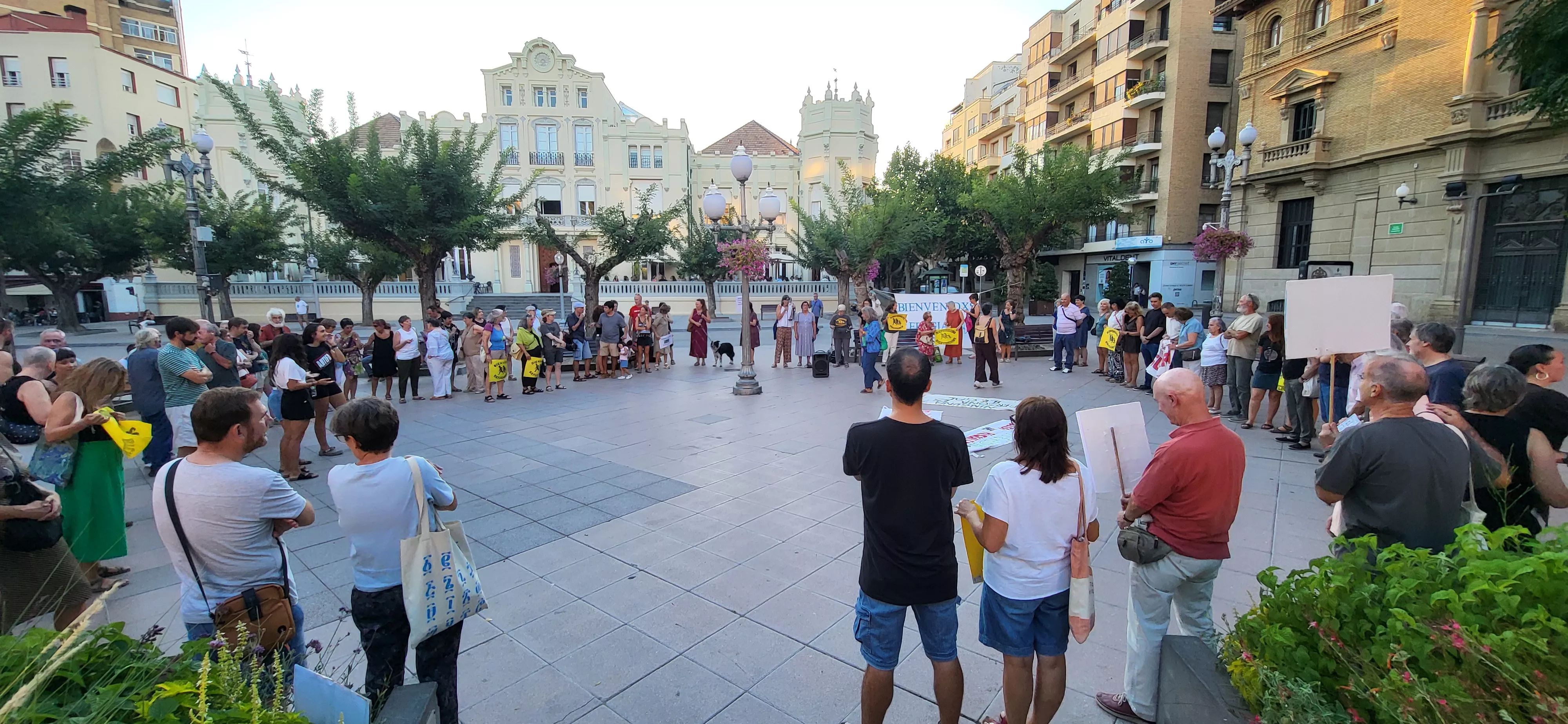 Círculo de Silencio de Bienvenidos Refugiados con el lema "Frente al odio, derechos humanos". Foto Mercedes Manterola