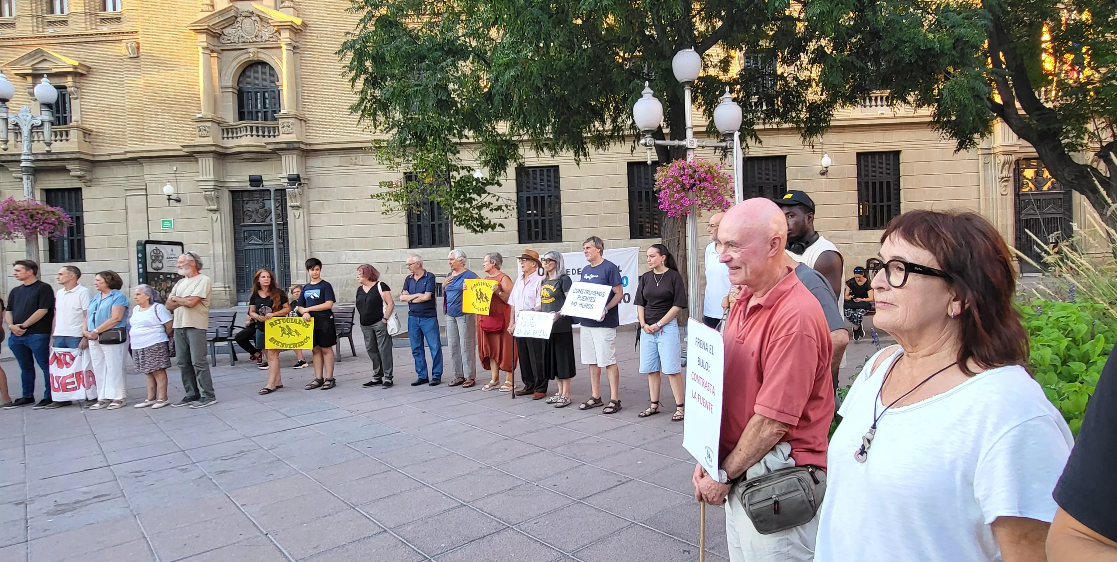 Círculo de Silencio de Bienvenidos Refugiados con el lema "Frente al odio, derechos humanos". Foto Mercedes Manterola