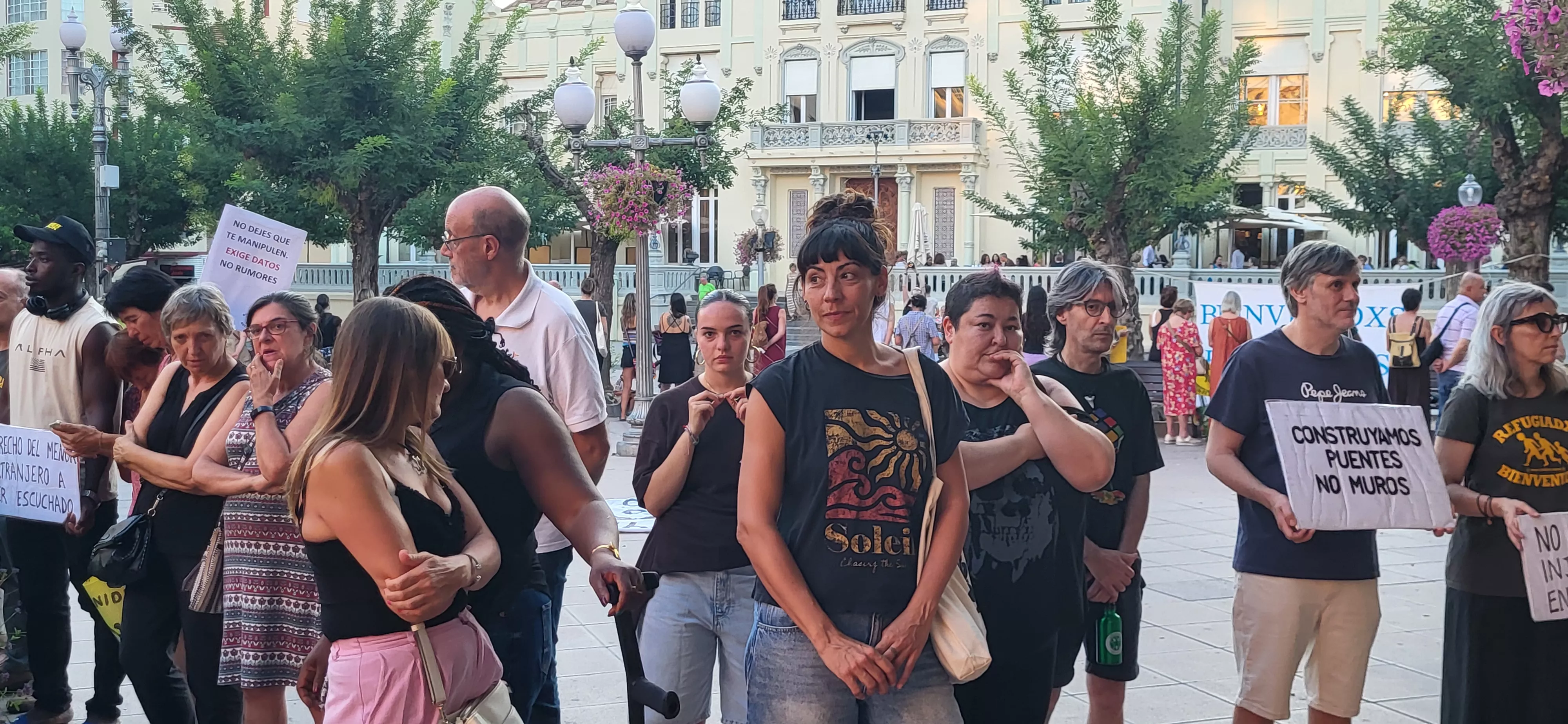 Círculo de Silencio de Bienvenidos Refugiados con el lema "Frente al odio, derechos humanos". Foto Mercedes Manterola