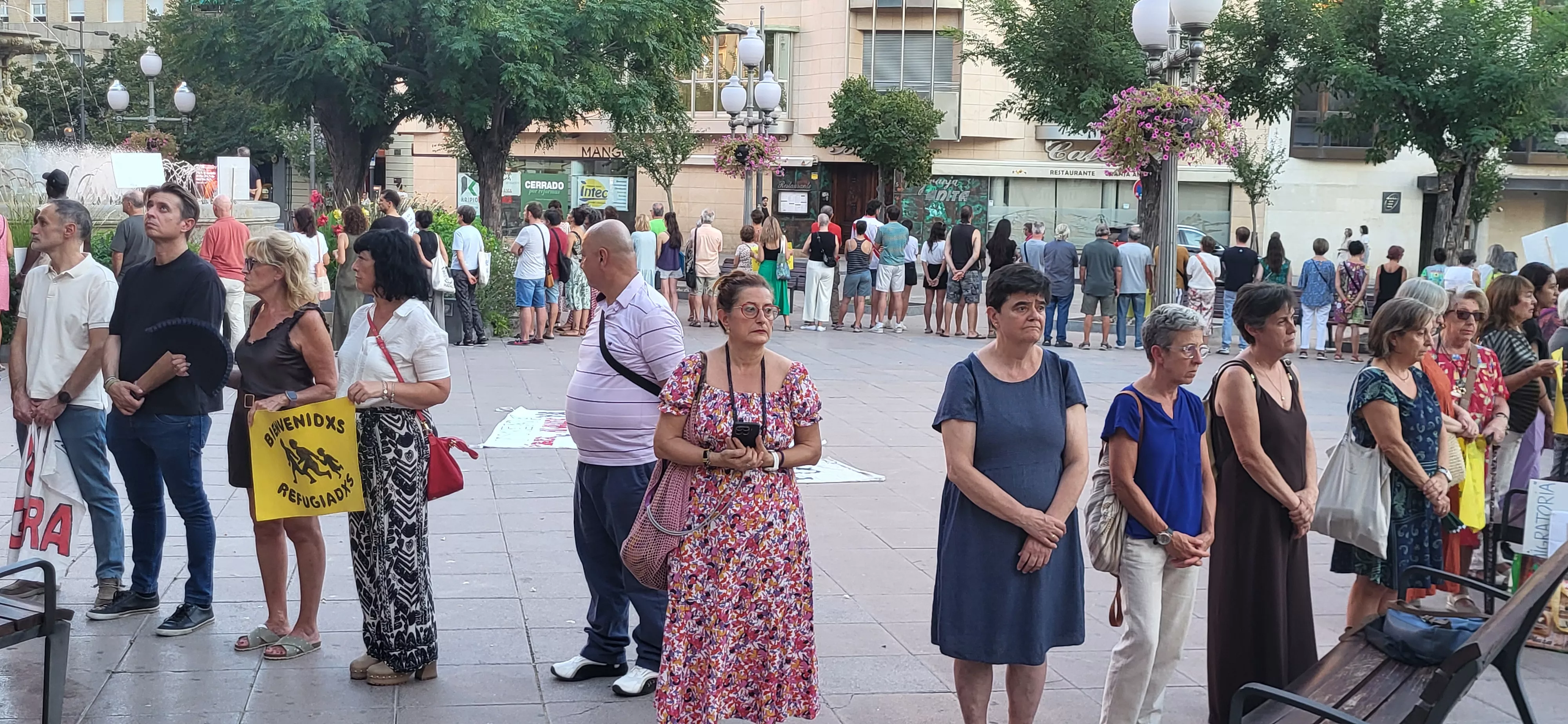 Círculo de Silencio de Bienvenidos Refugiados con el lema "Frente al odio, derechos humanos". Foto Mercedes Manterola