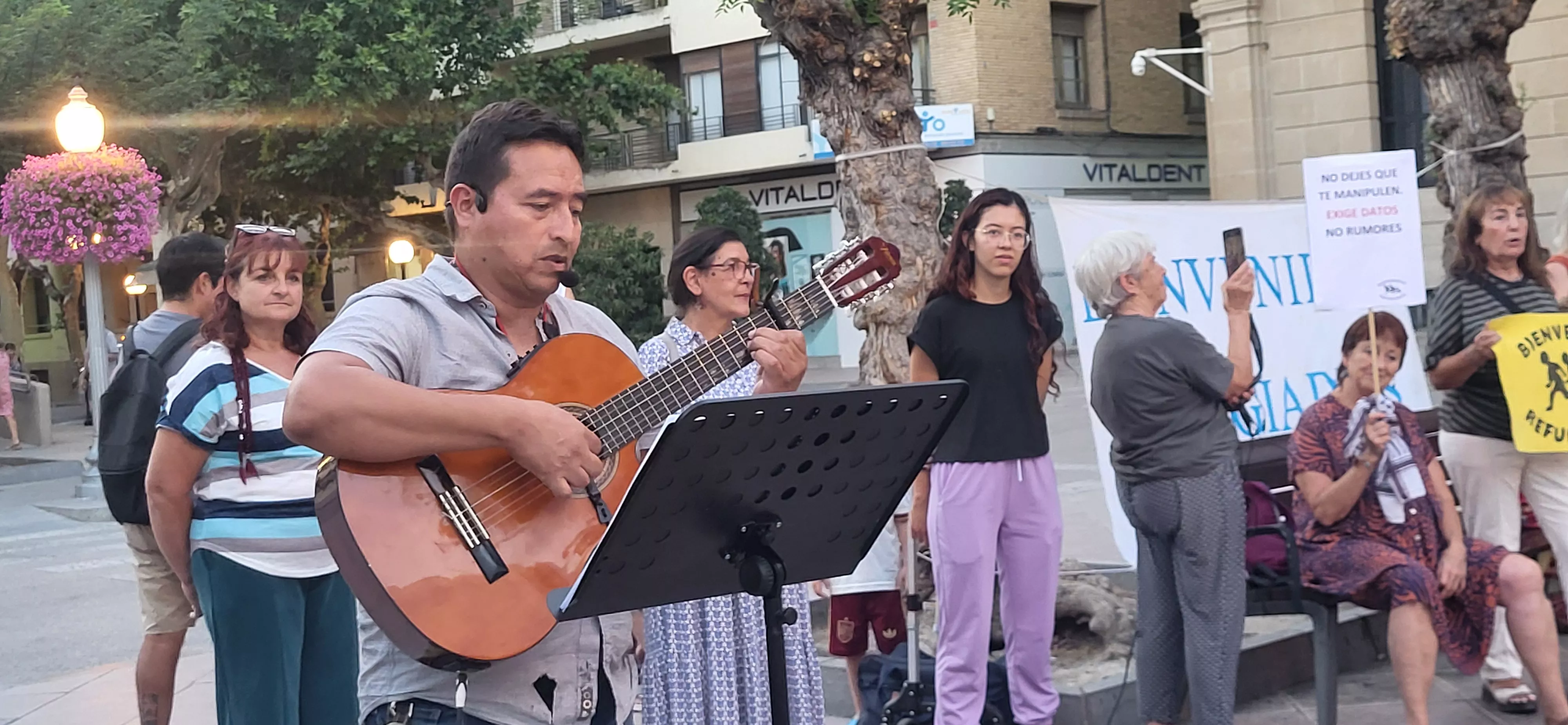 Círculo de Silencio de Bienvenidos Refugiados con el lema "Frente al odio, derechos humanos". Foto Mercedes Manterola