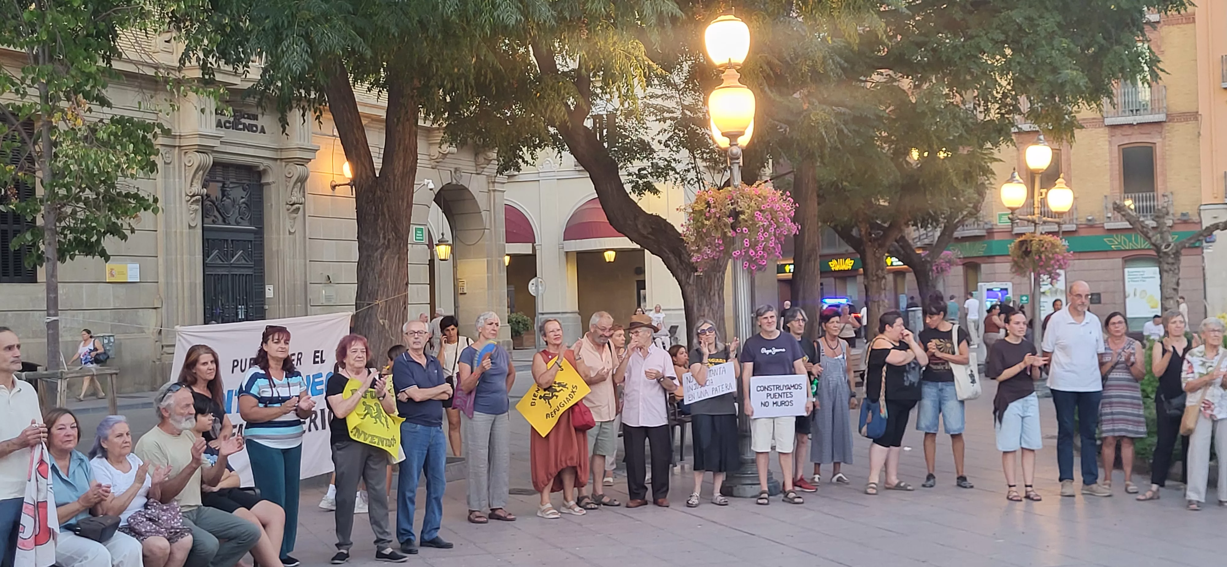 Círculo de Silencio de Bienvenidos Refugiados con el lema "Frente al odio, derechos humanos". Foto Mercedes Manterola