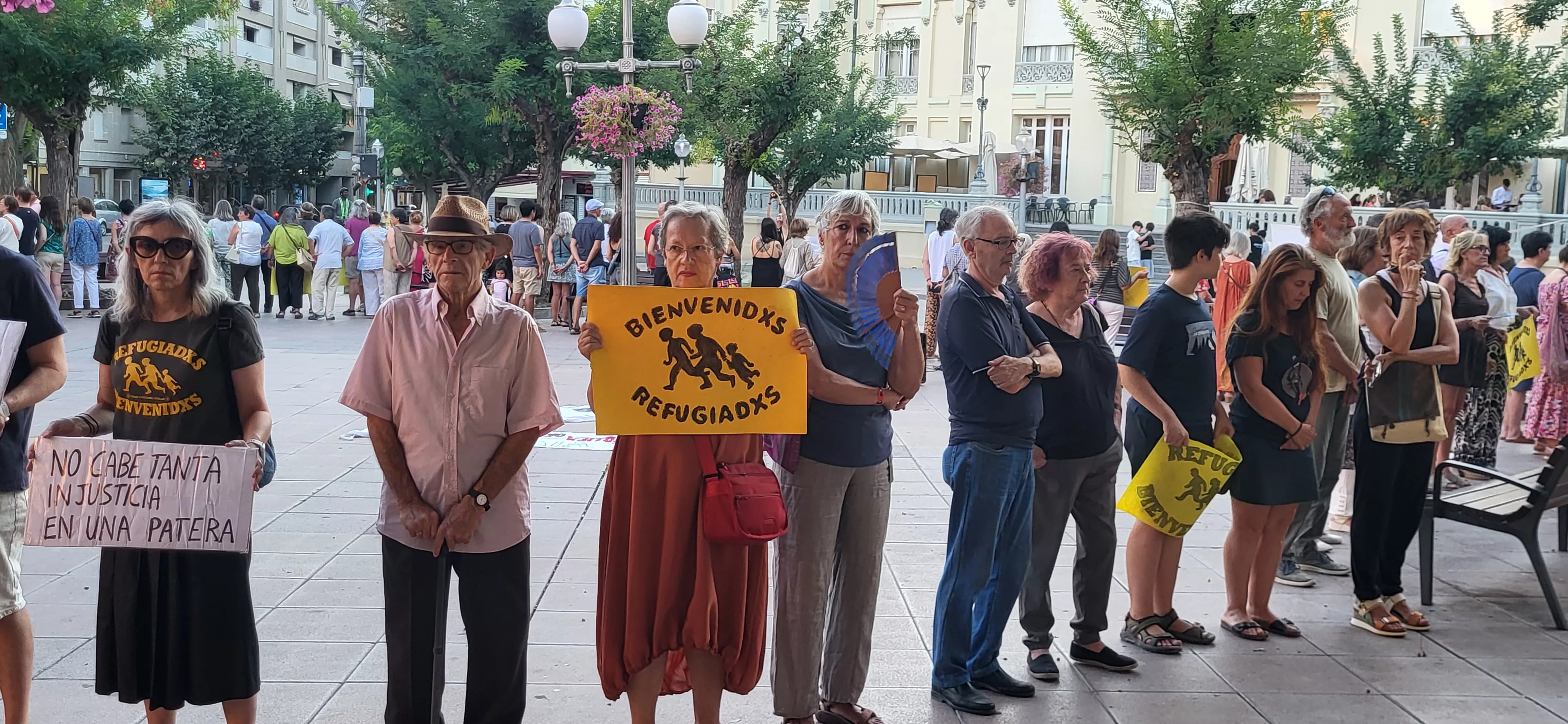 El Círculo del Silencio de Huesca clama por una acogida digna tras la movilización en apoyo a Ceuta. Foto Mercedes Manterola