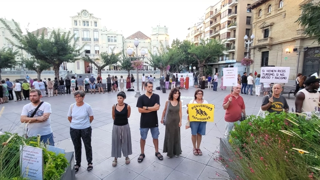 Círculo de Silencio de Bienvenidos Refugiados en la plaza de Navarra. Foto Mercedes Manterola Círculo de Silencio de Bienvenidos Refugiados en la plaza de Navarra. Foto Mercedes Manterola