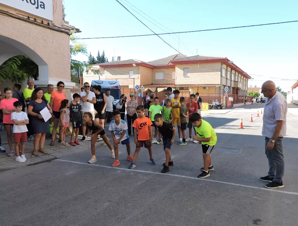 En línea de salida niños y niñas de 7 y 8 años