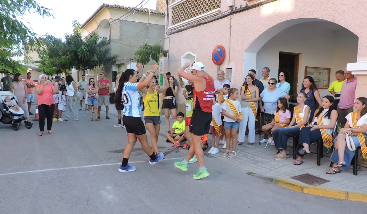 Vencedores bailando la jota de los pollos