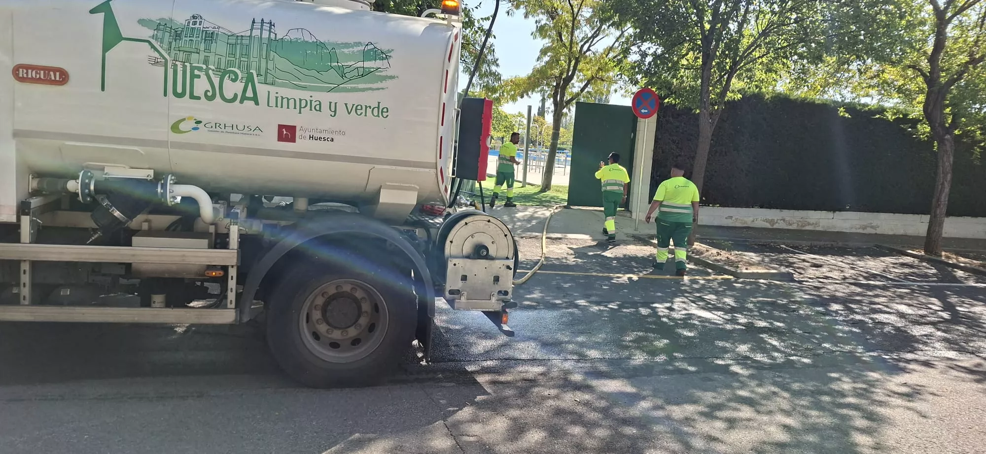 El Ayuntamiento de Huesca ya reutiliza el agua de las piscinas para limpiar las calles.