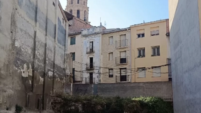 Imagen del solar de la calle Joaquín Costa en el que se va a actuar. Imagen del solar de la calle Joaquín Costa en el que se va a actuar.