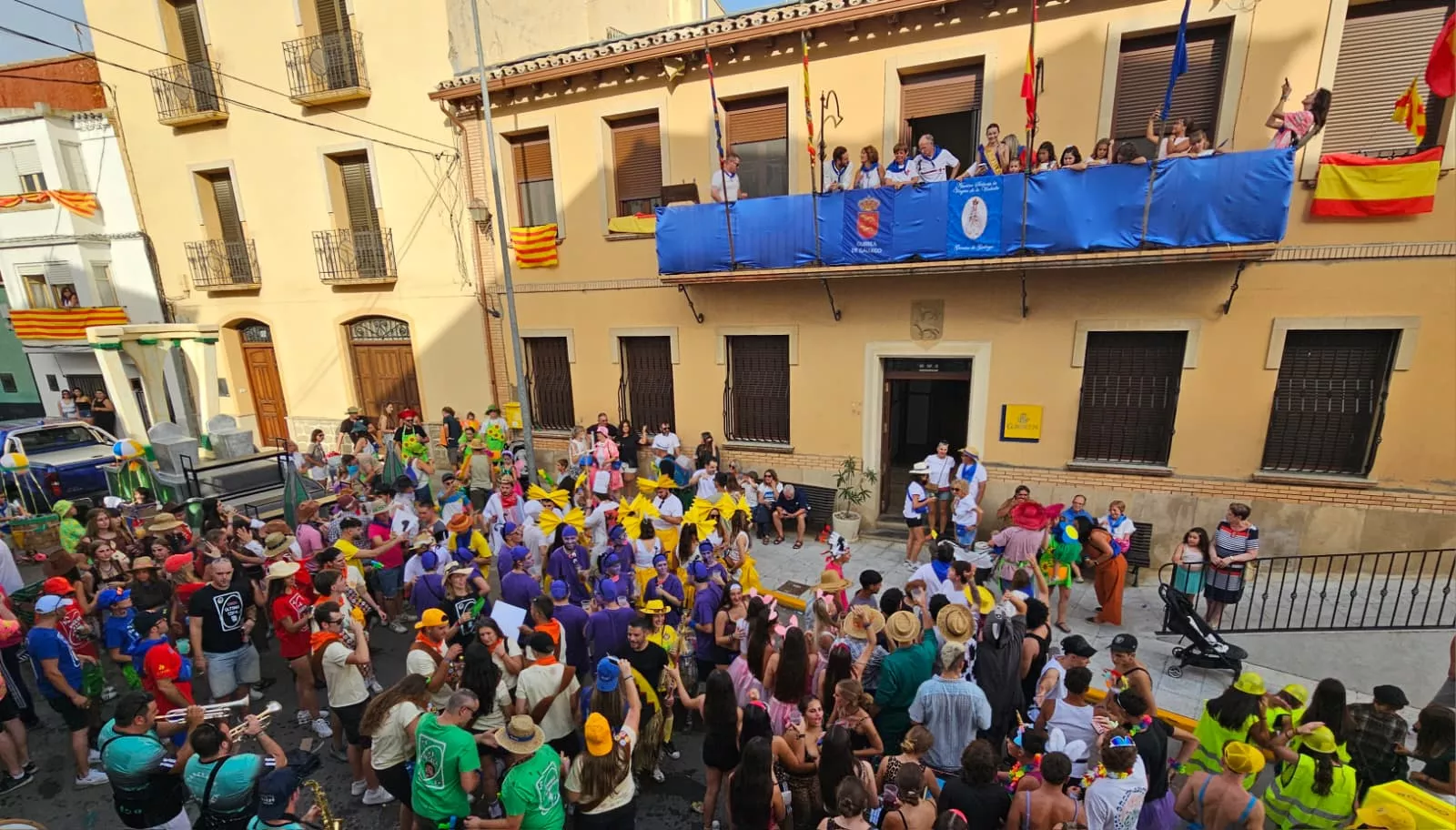 Disfraces y homenaje a Cruz Roja en el arranque de las fiestas de Gurrea de Gállego.