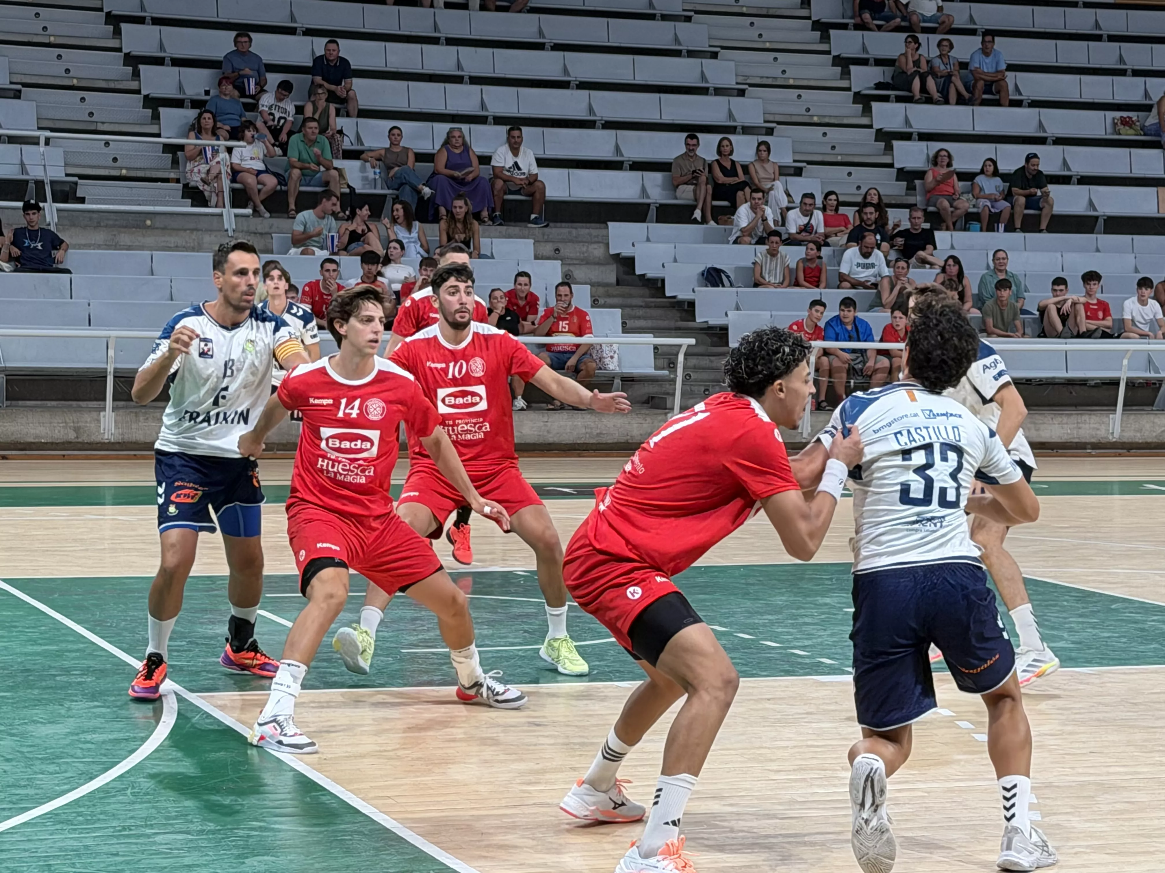 Bada Huesca defiende una acción en el amistoso contra Granollers. Foto: Adri Mora