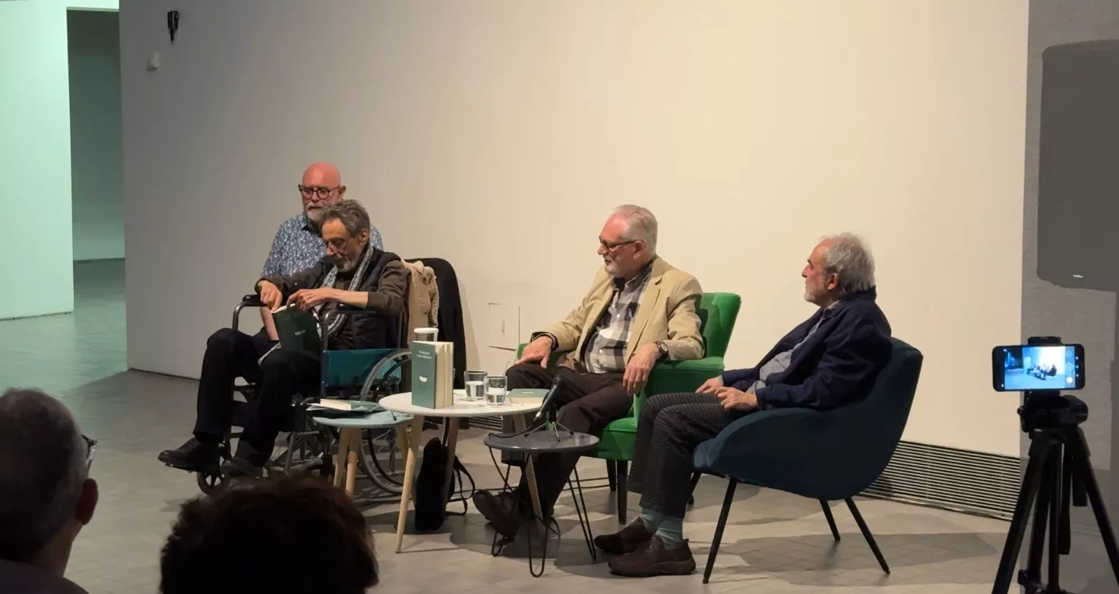 De izquierda a derecha, Antón Castro, Luis Felipe Alegre, Jorge Gay y Gerardo Alquézar, leyendo el libro de Gara D'Edizions.
