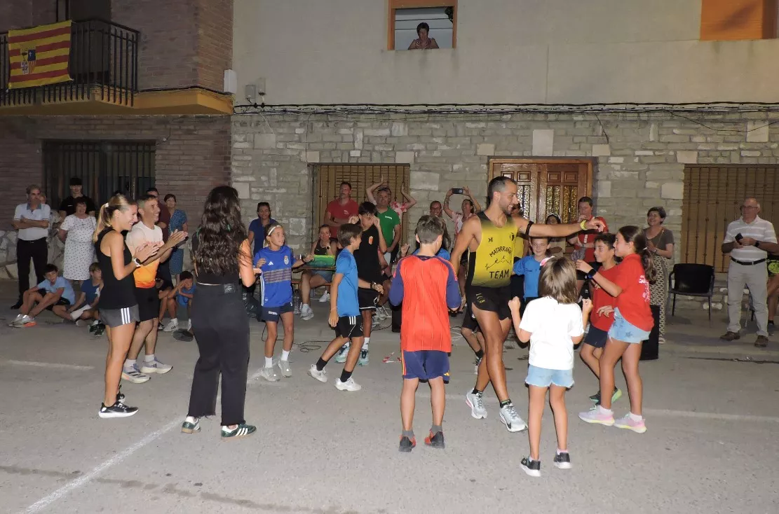 Vencedores bailando la jota de los pollos